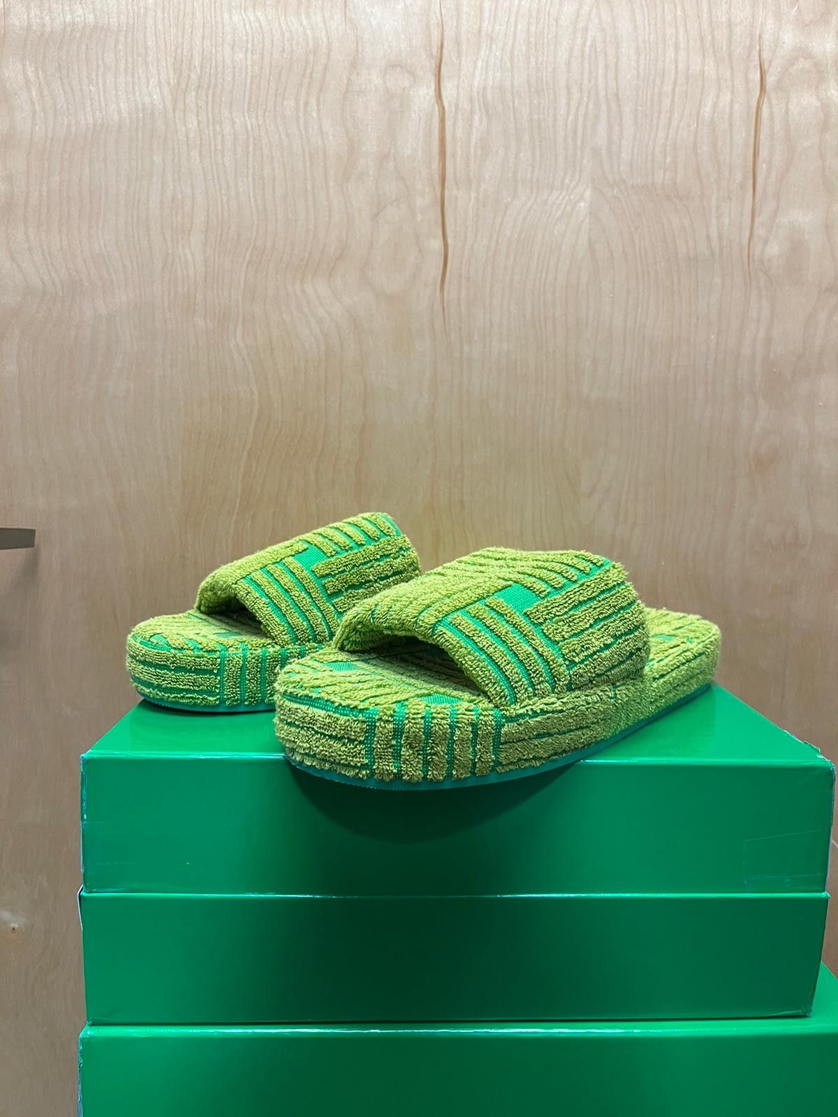 Q.1 / Resort Sandal in Intrecciato Jacquard Parakeet / Kiwi