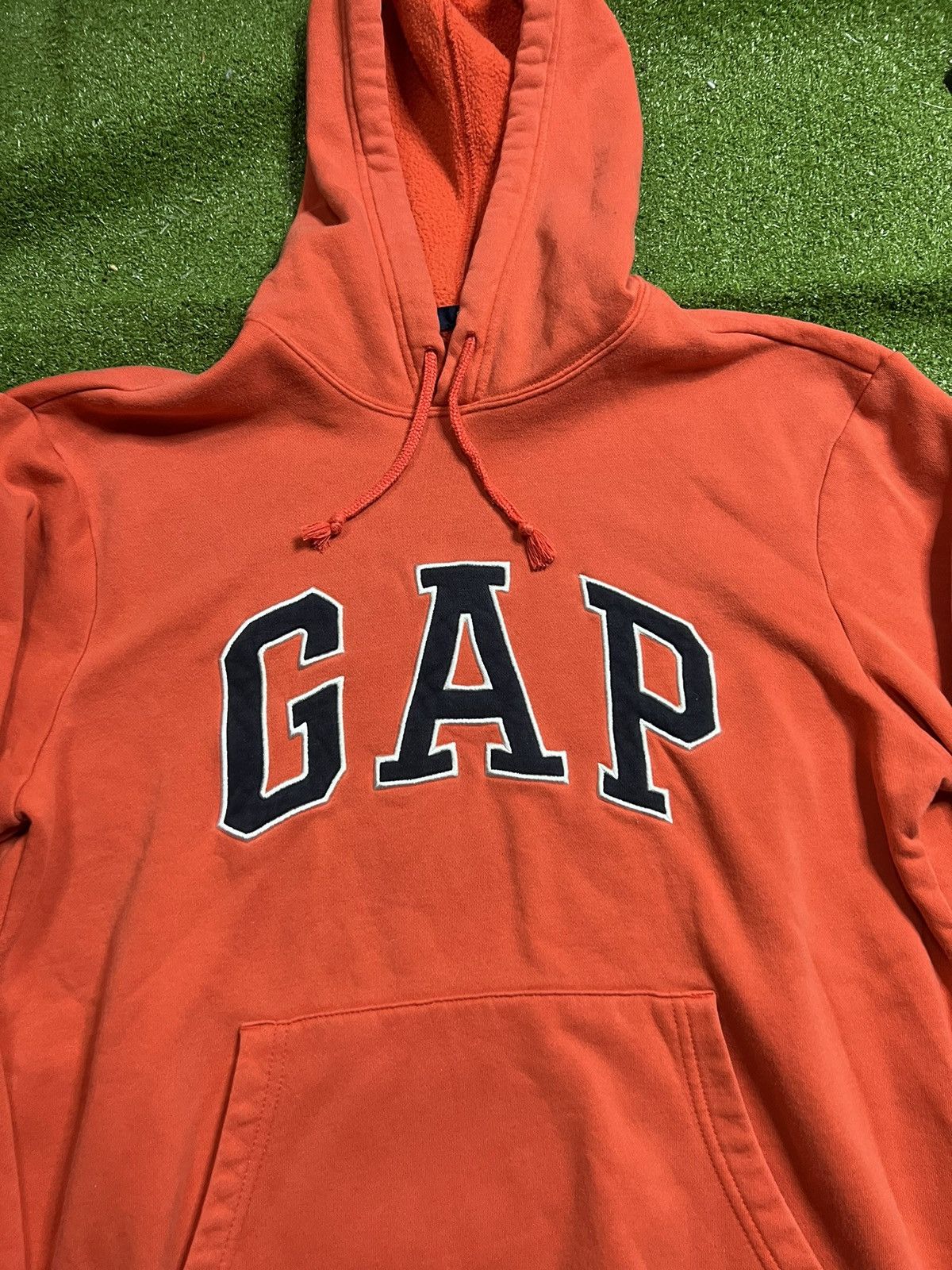 Vintage vintage orange and black gap spell out hoodie Size US M / EU 48-50 / 2 - 2 Preview