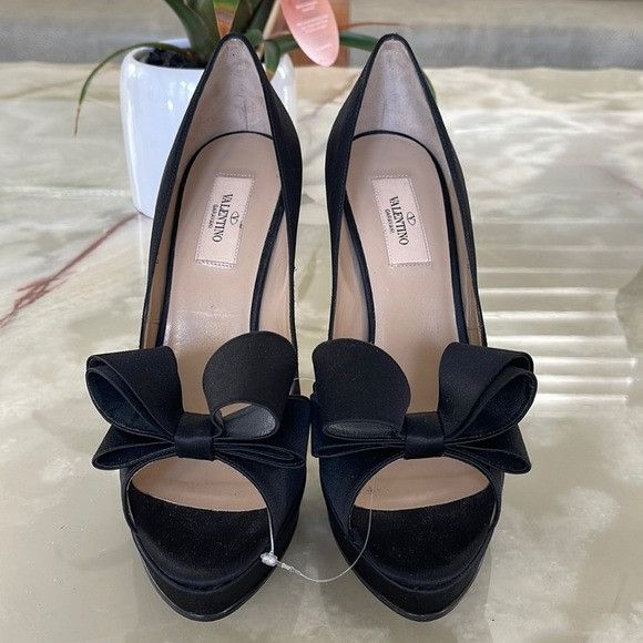 Valentino Garavani Black Satin Pumps Shoes Bow Accent Size 4