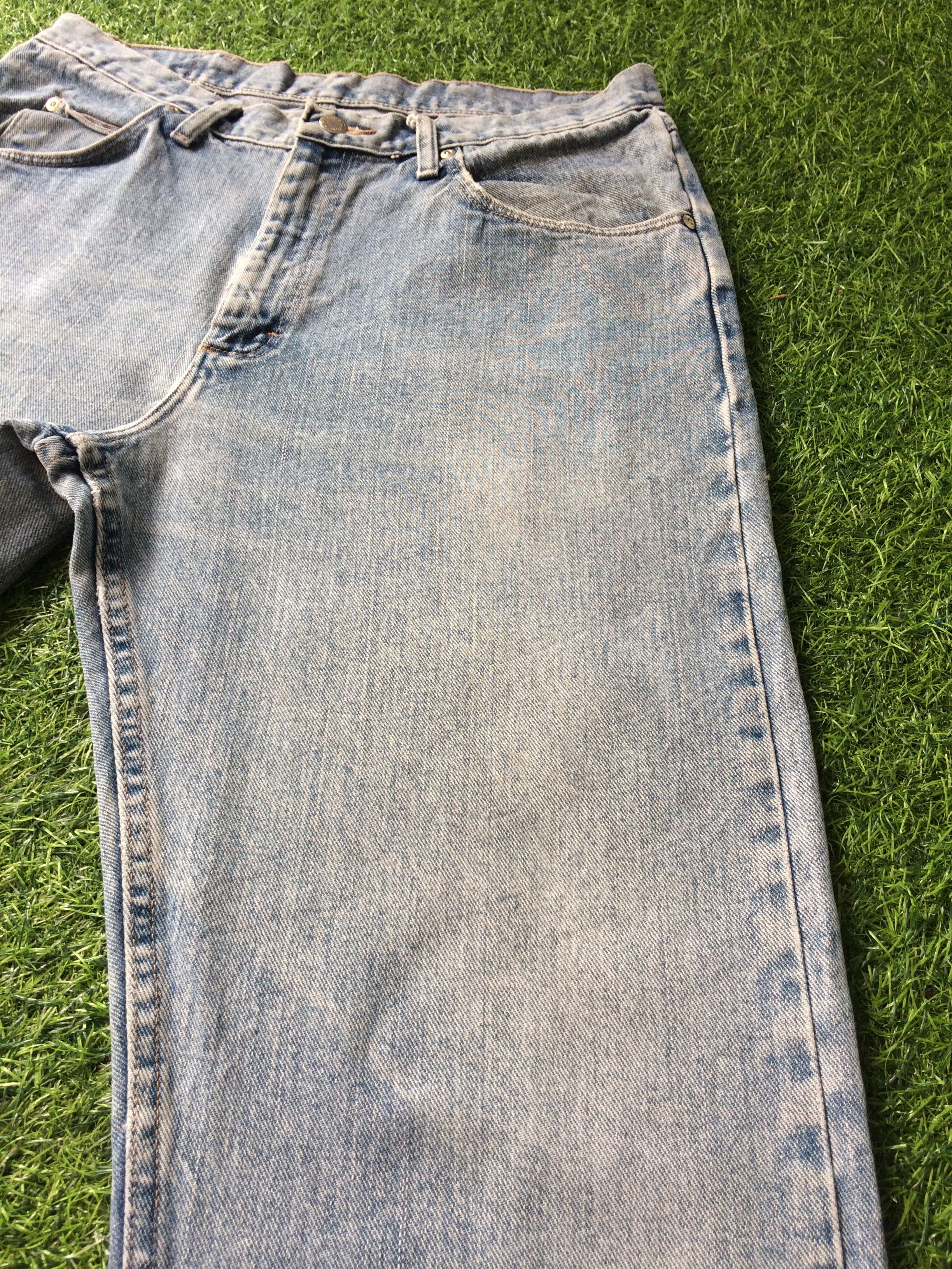 Vintage Vintage Light Wash Distressed Jeans #B-593 Size US 33 - 4 Thumbnail