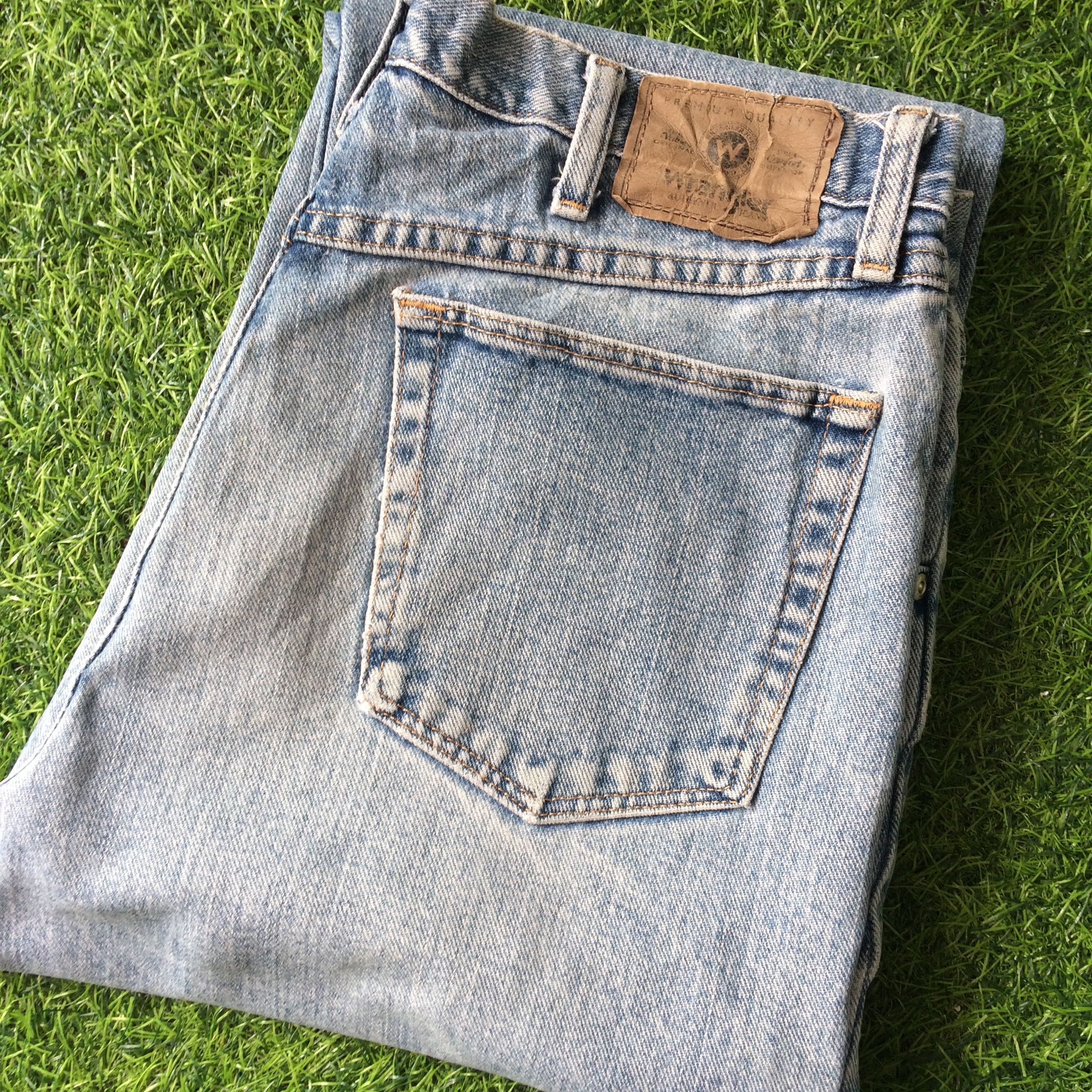 Vintage Vintage Light Wash Distressed Jeans #B-593 Size US 33 - 8 Thumbnail