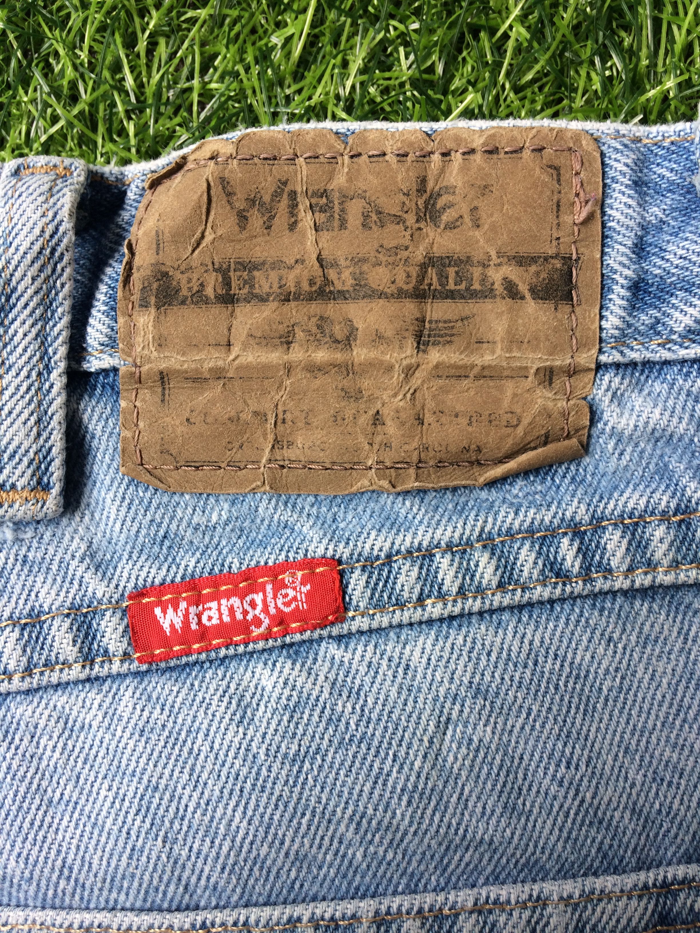 Vintage Vintage 90's Light Wash Distressed Jeans #B-410 Size US 32 / EU 48 - 9 Thumbnail