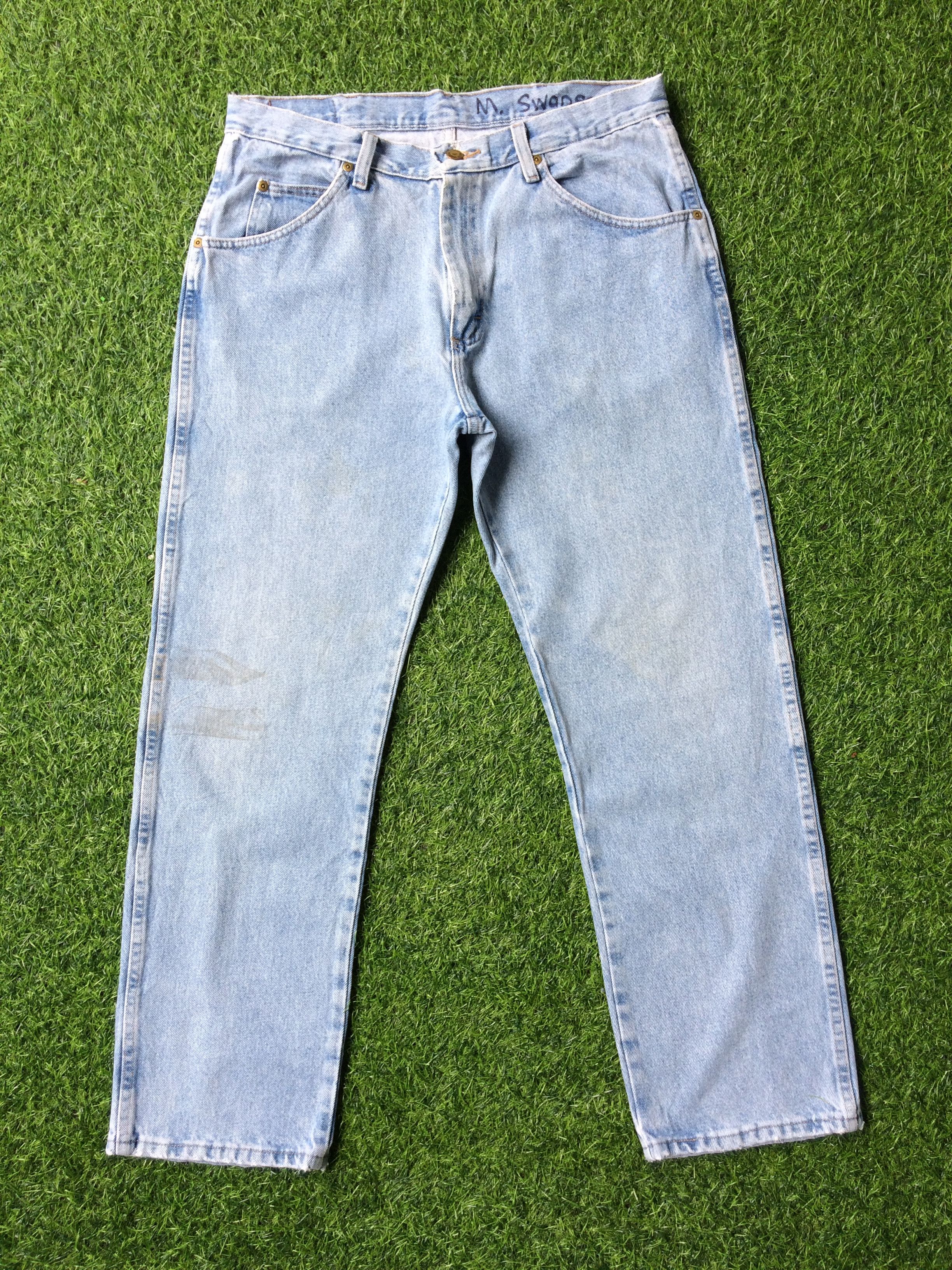 Vintage Vintage 90's Light Wash Distressed Jeans #B-410 Size US 32 / EU 48 - 1 Thumbnail