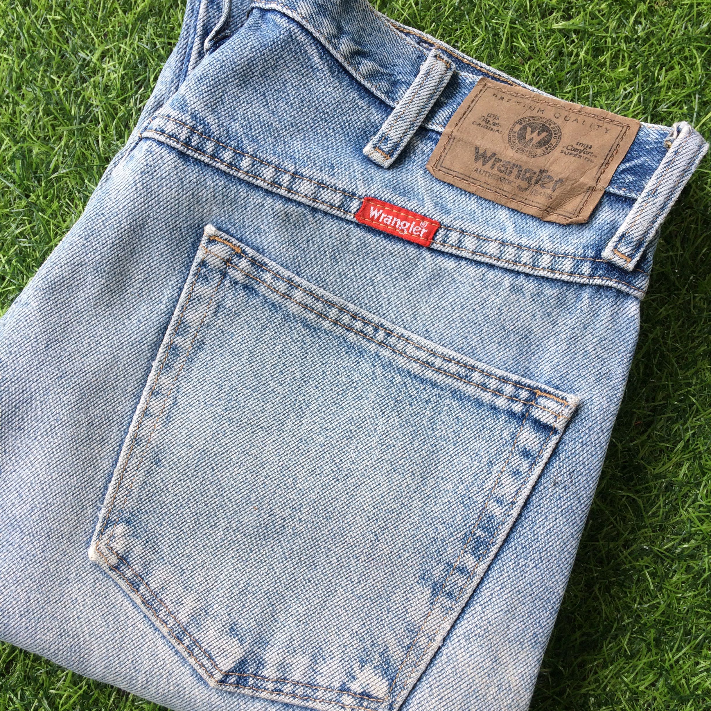 Wrangler Vintage 90's Light Wash Distressed Ripped Jeans #B-353 Size US 33 - 8 Thumbnail