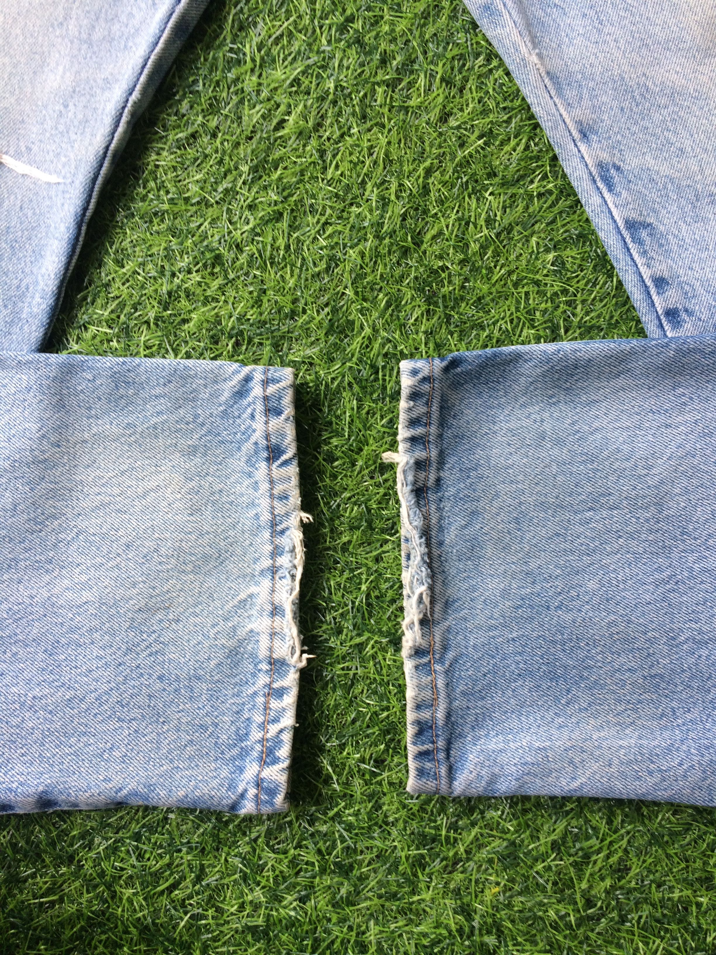 Wrangler Vintage 90's Light Wash Distressed Ripped Jeans #B-353 Size US 33 - 7 Thumbnail