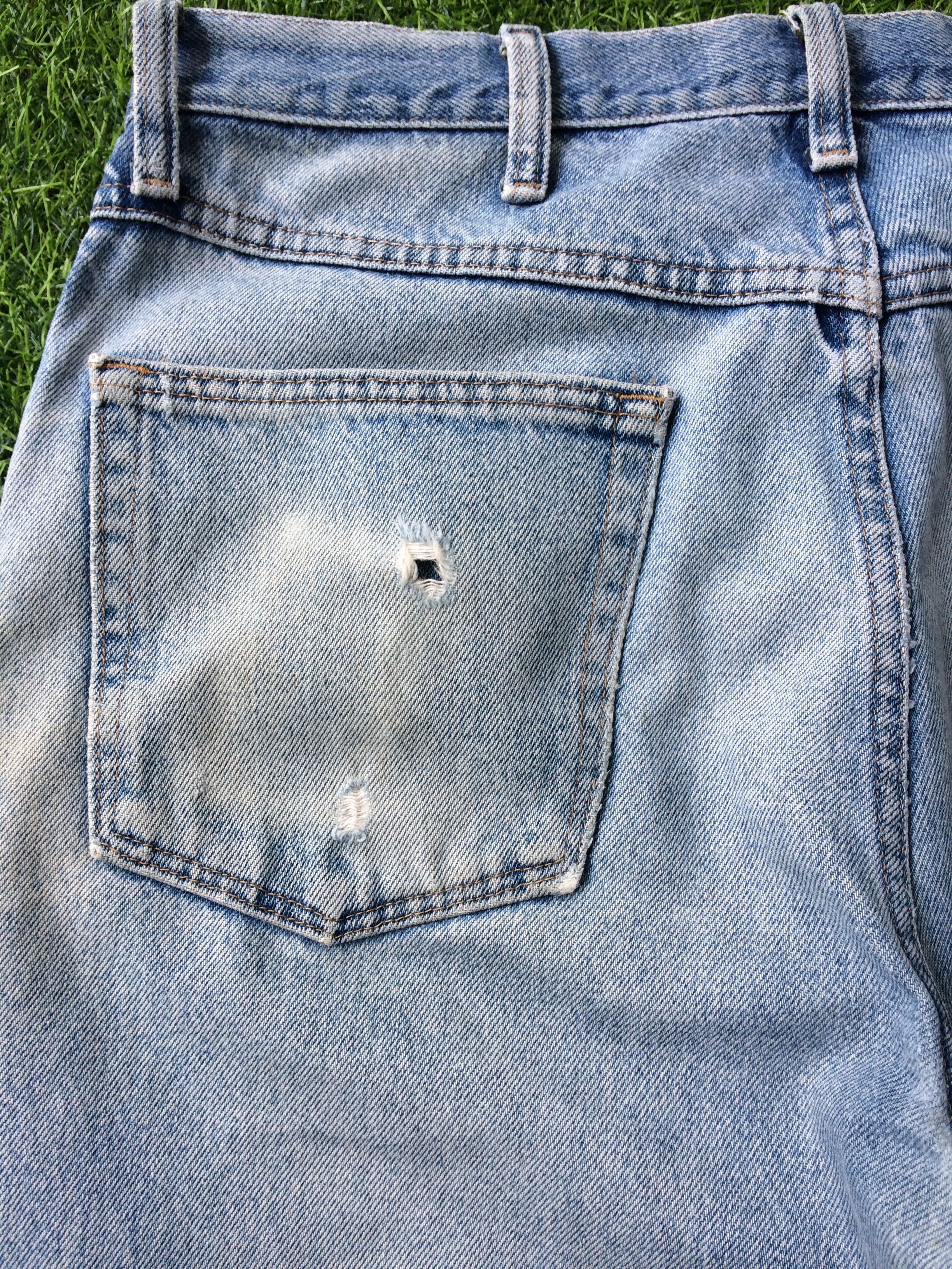 Wrangler Vintage 90's Light Wash Distressed Ripped Jeans #B-353 Size US 33 - 9 Thumbnail