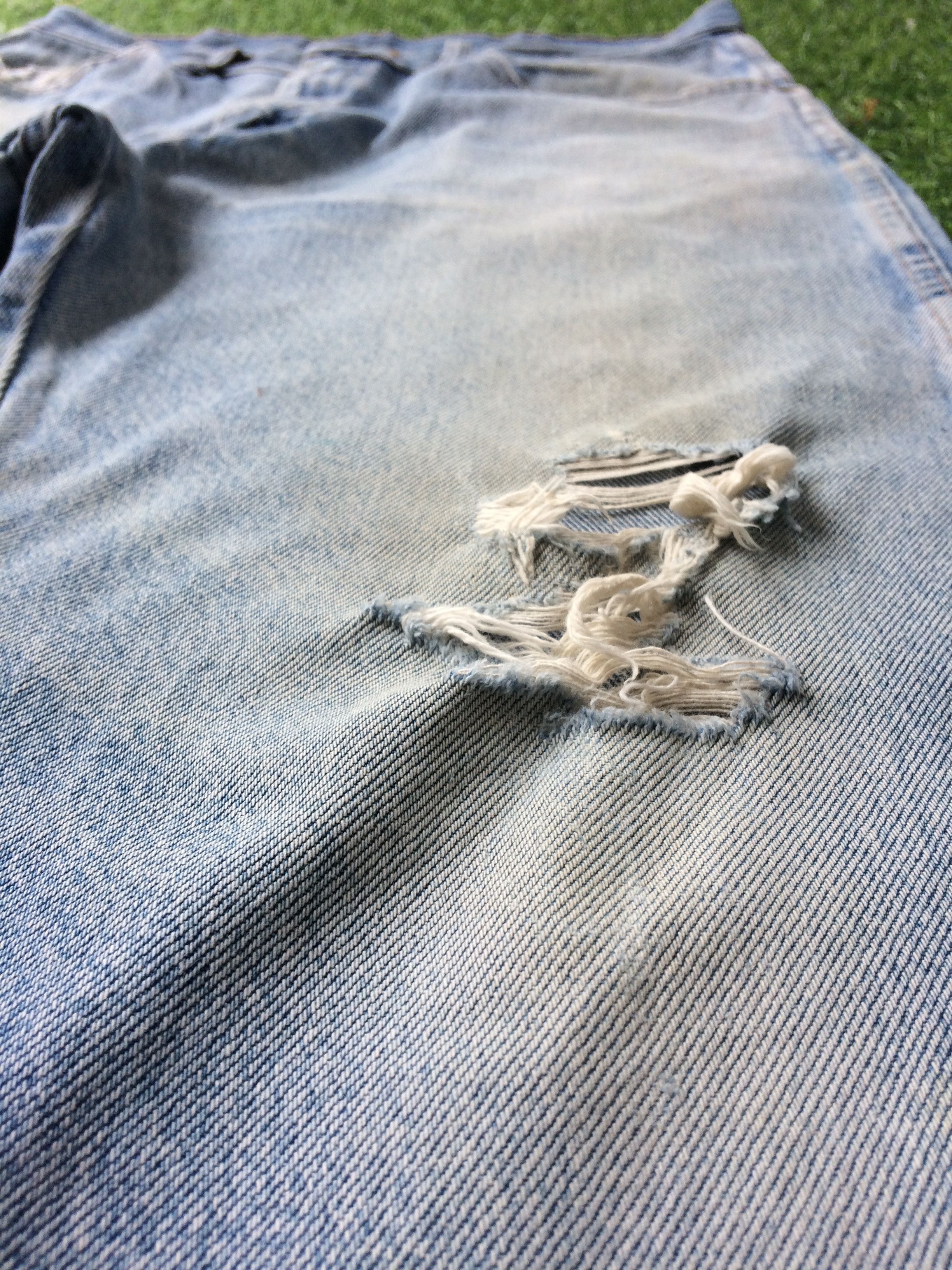 Wrangler Vintage 90's Light Wash Distressed Ripped Jeans #B-353 Size US 33 - 6 Thumbnail
