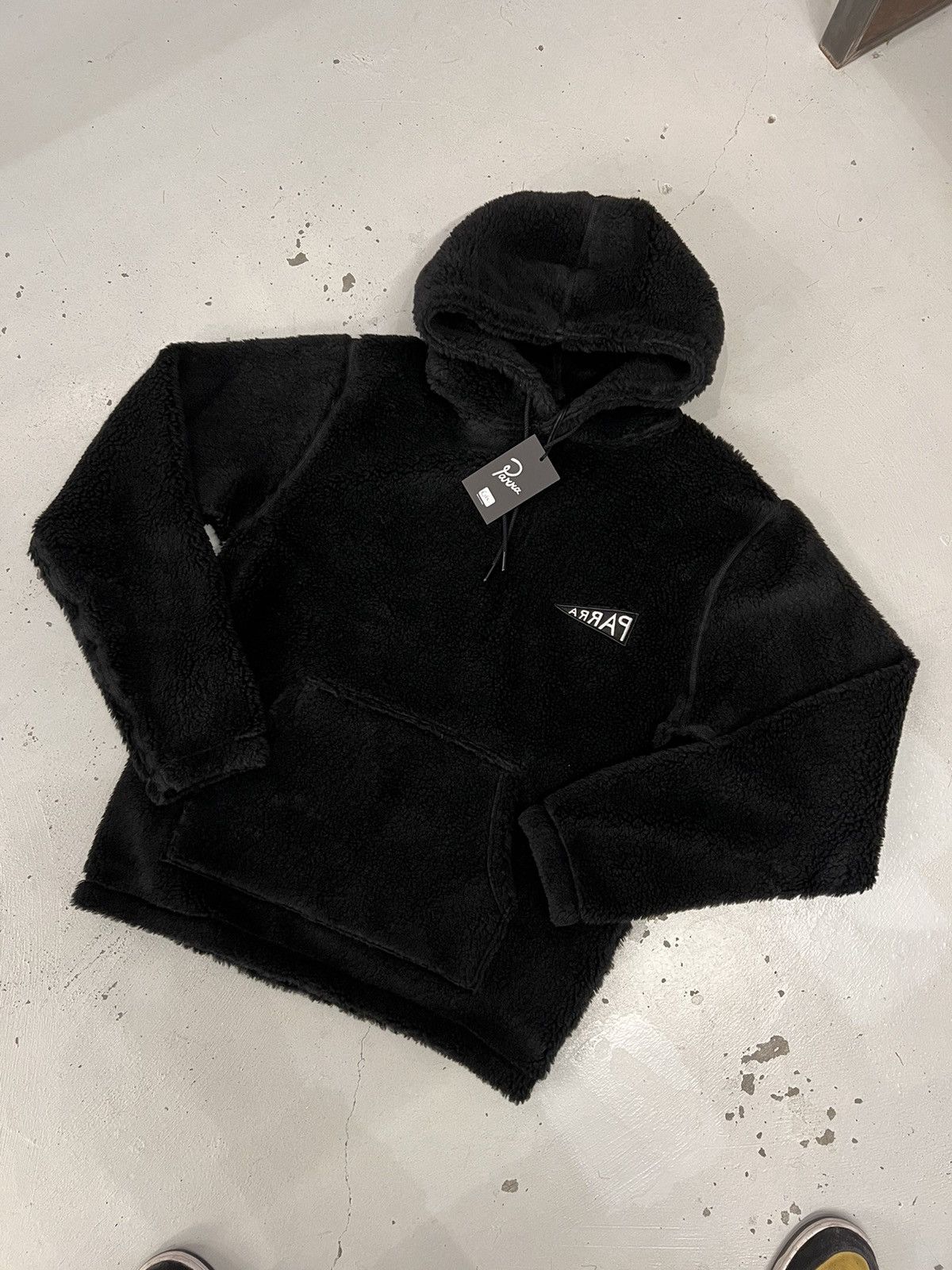 【BY PARRA】バイパラ Mirrored Flag Logo Polar Fleece Hoodie Parra Mirrored Flag Logo Polar Fleece Hooded Pullover