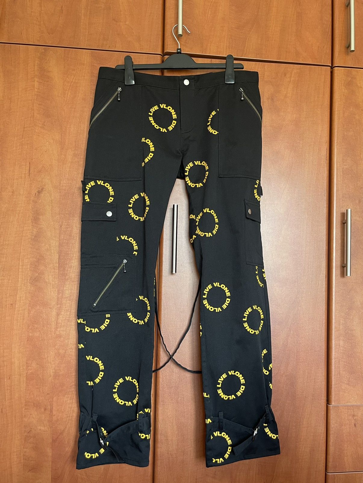 超希少 Vlone Circle Logo Bondage Pants LIVE VLONE DIE VLONE ヴィーロン サークル ロゴ  ボンテージ パンツ カーゴパンツ - メンズファッション