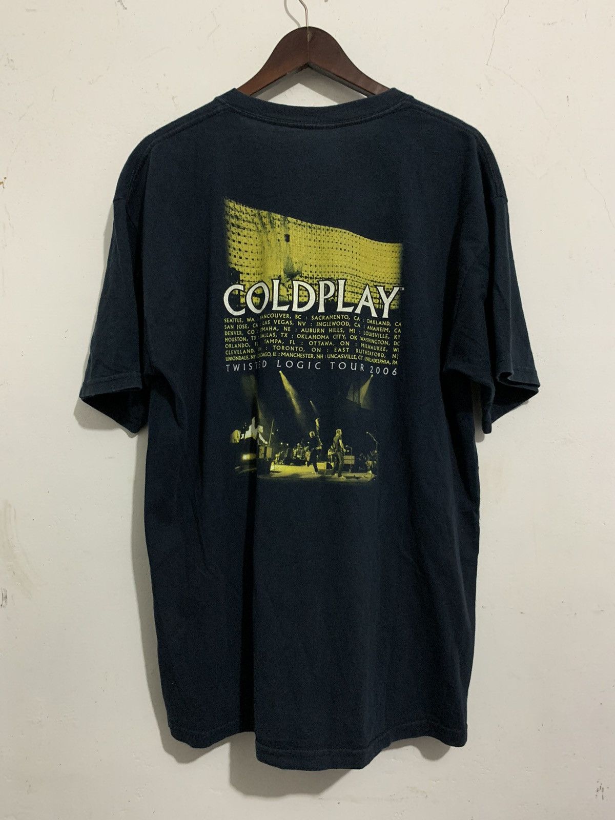 Band Tees 💸BINDINGOFFER💸Coldplay twisted logic tour 2006 rare shirt Size US L / EU 52-54 / 3 - 1 Thumbnail