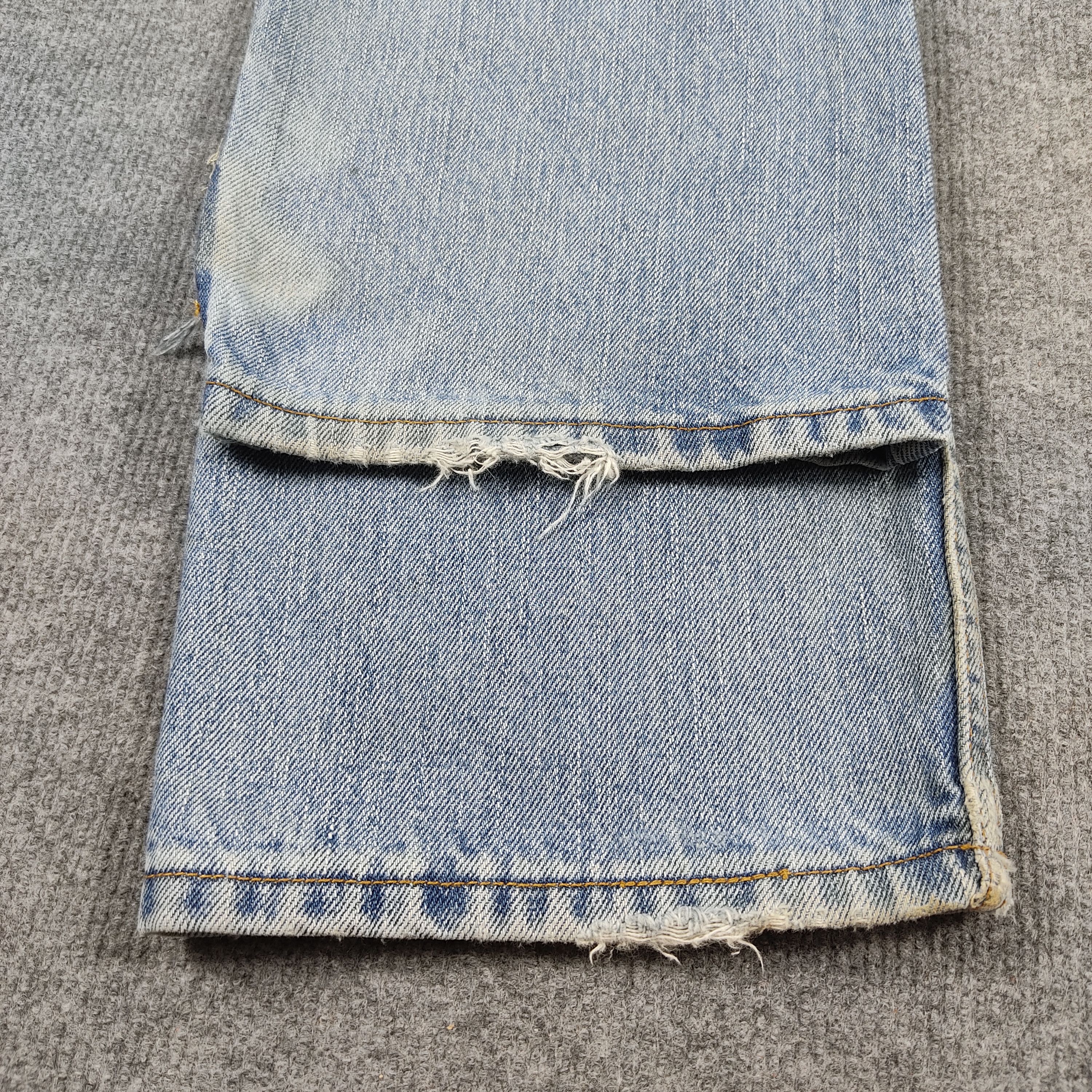 Levi's × Vintage Vintage Levis Jeans Blue Light Wash Regular Fit L588 Size US 32 / EU 48 - 18 Thumbnail