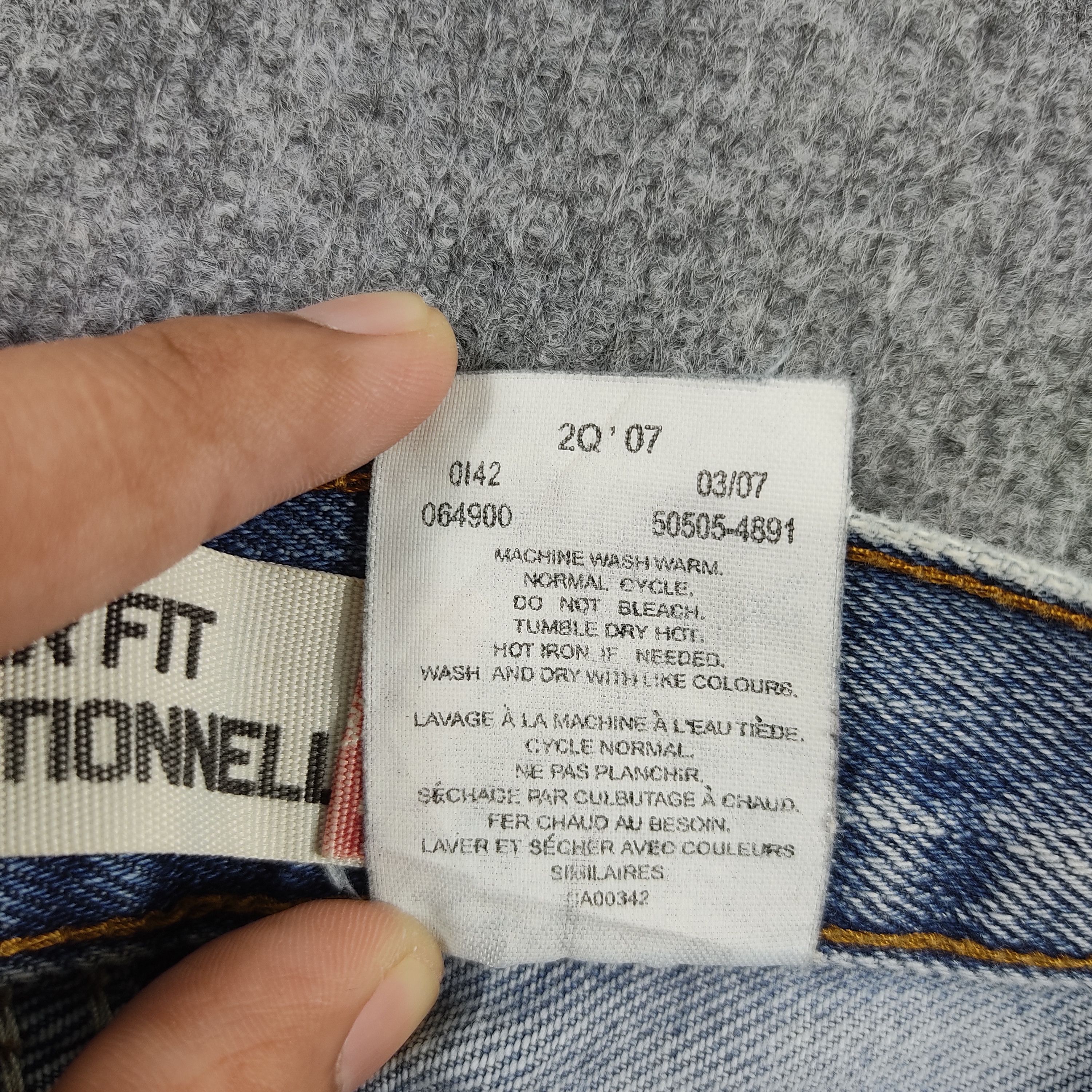 Levi's × Vintage Vintage Levis Jeans Blue Light Wash Regular Fit L588 Size US 32 / EU 48 - 22 Thumbnail