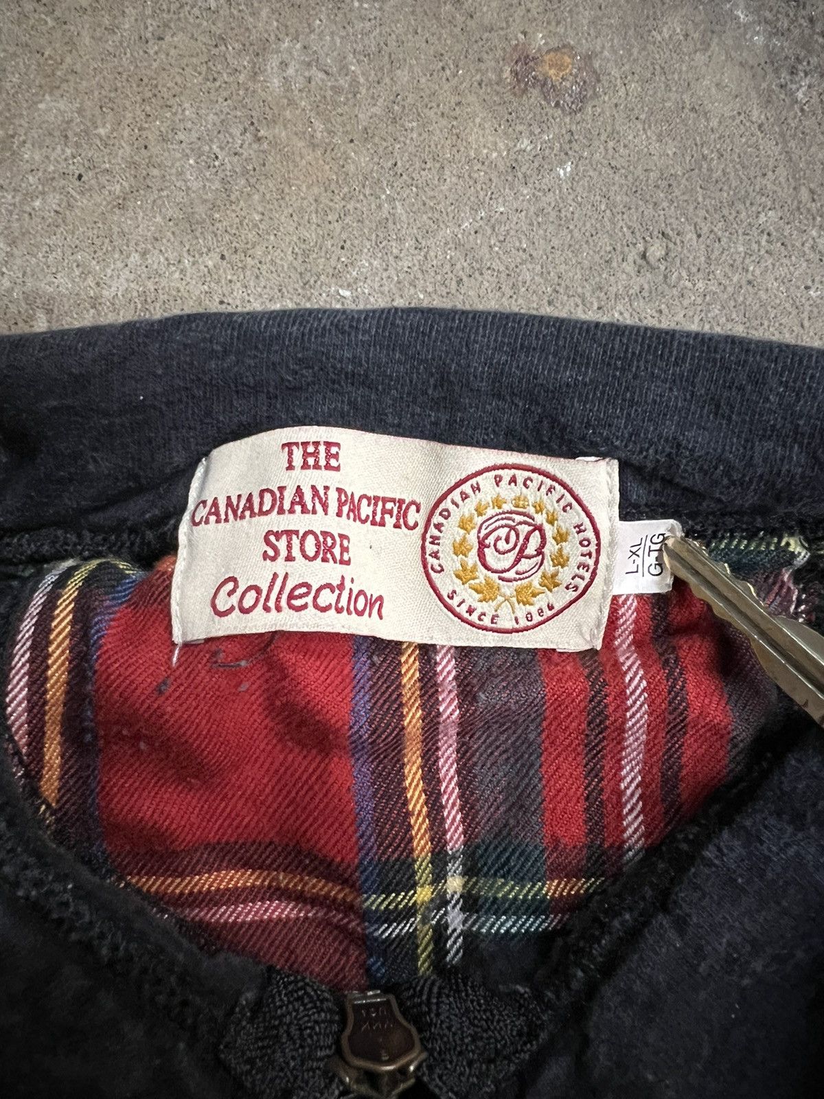 Vintage Vintage Banff Canada Sun Faded Crewneck Size US XL / EU 56 / 4 - 4 Thumbnail