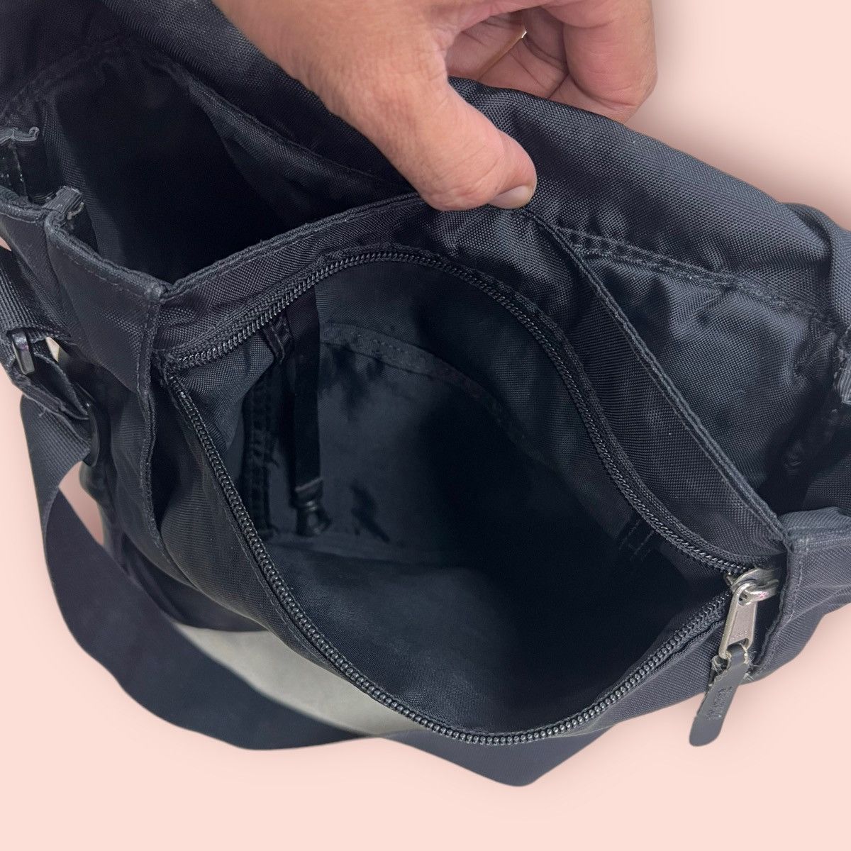 The North Face × Vintage Y2K THE NORTH FACE CROSSBODY SLING BAG Size ONE SIZE - 13 Thumbnail