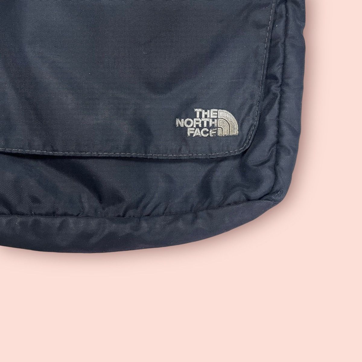 The North Face × Vintage Y2K THE NORTH FACE CROSSBODY SLING BAG Size ONE SIZE - 7 Thumbnail