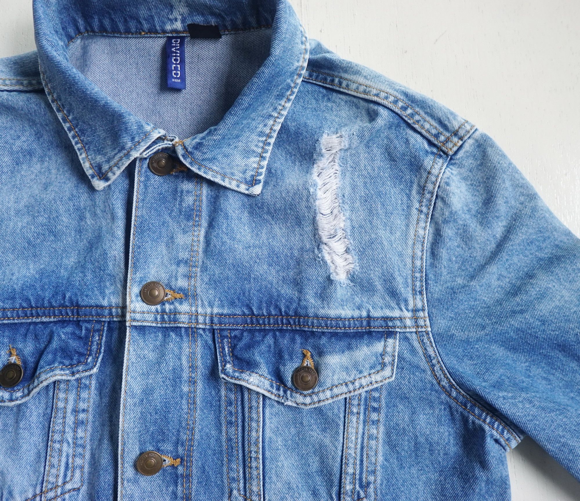 Divided × H&M H&M DIVIDED Ripped Distressed Denim Jacket Size US S / EU 44-46 / 1 - 5 Thumbnail