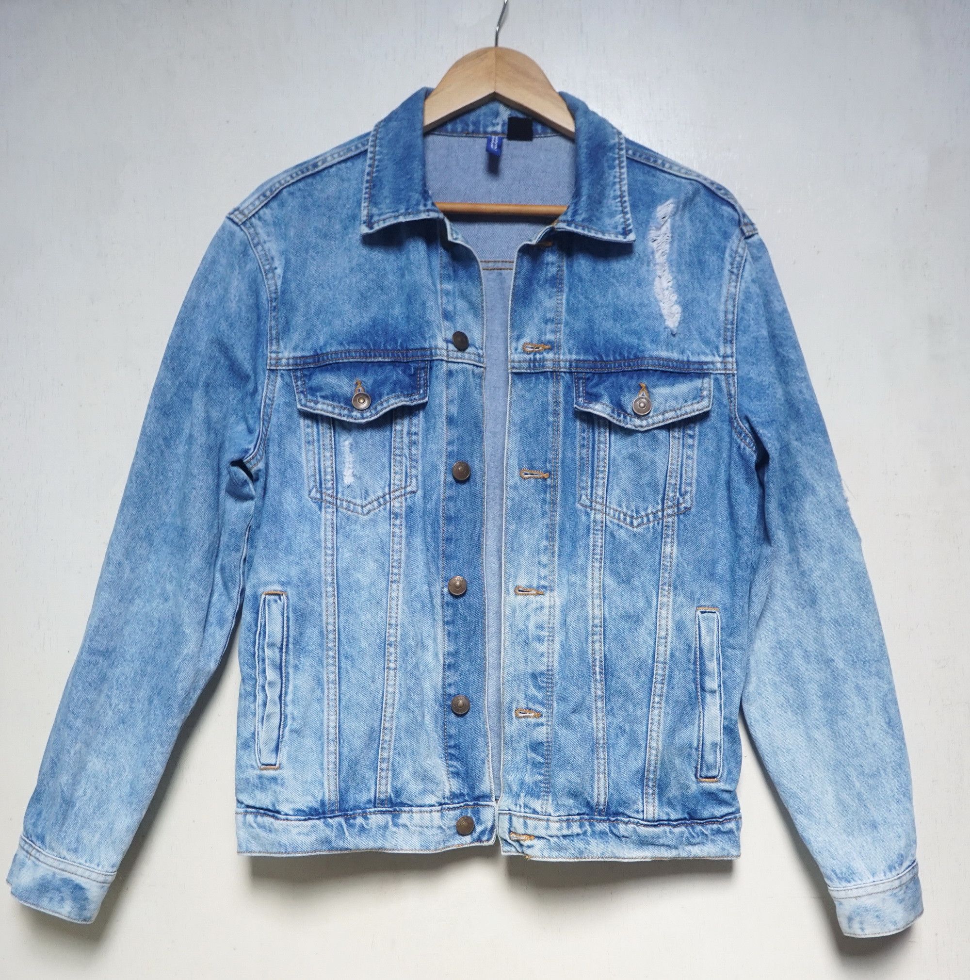 Divided × H&M H&M DIVIDED Ripped Distressed Denim Jacket Size US S / EU 44-46 / 1 - 2 Thumbnail