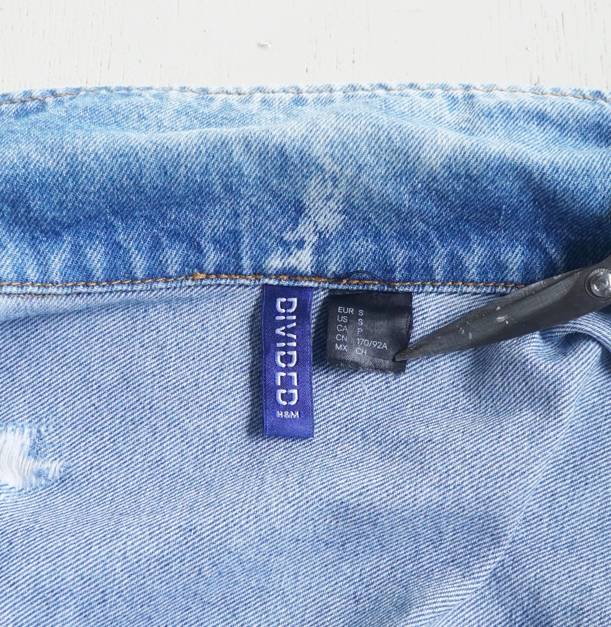 Divided × H&M H&M DIVIDED Ripped Distressed Denim Jacket Size US S / EU 44-46 / 1 - 4 Thumbnail