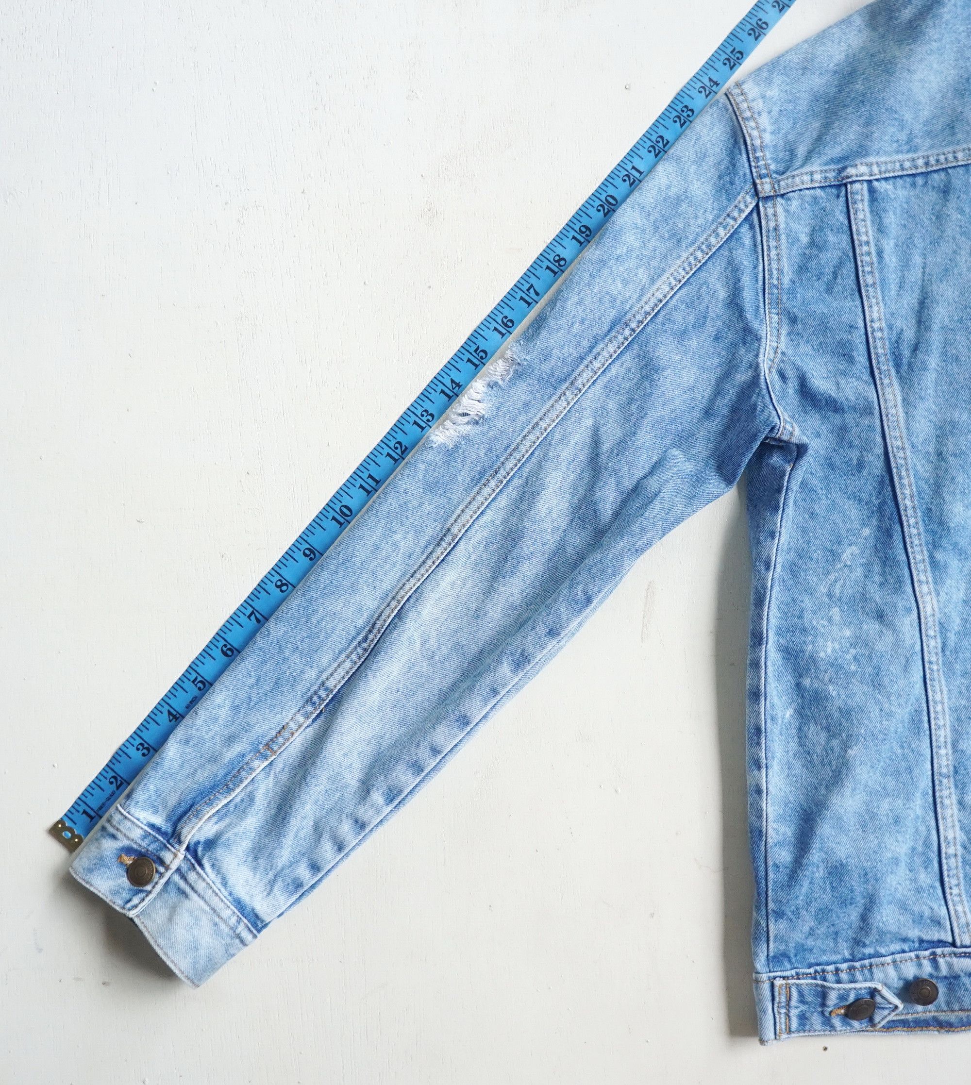 Divided × H&M H&M DIVIDED Ripped Distressed Denim Jacket Size US S / EU 44-46 / 1 - 13 Thumbnail