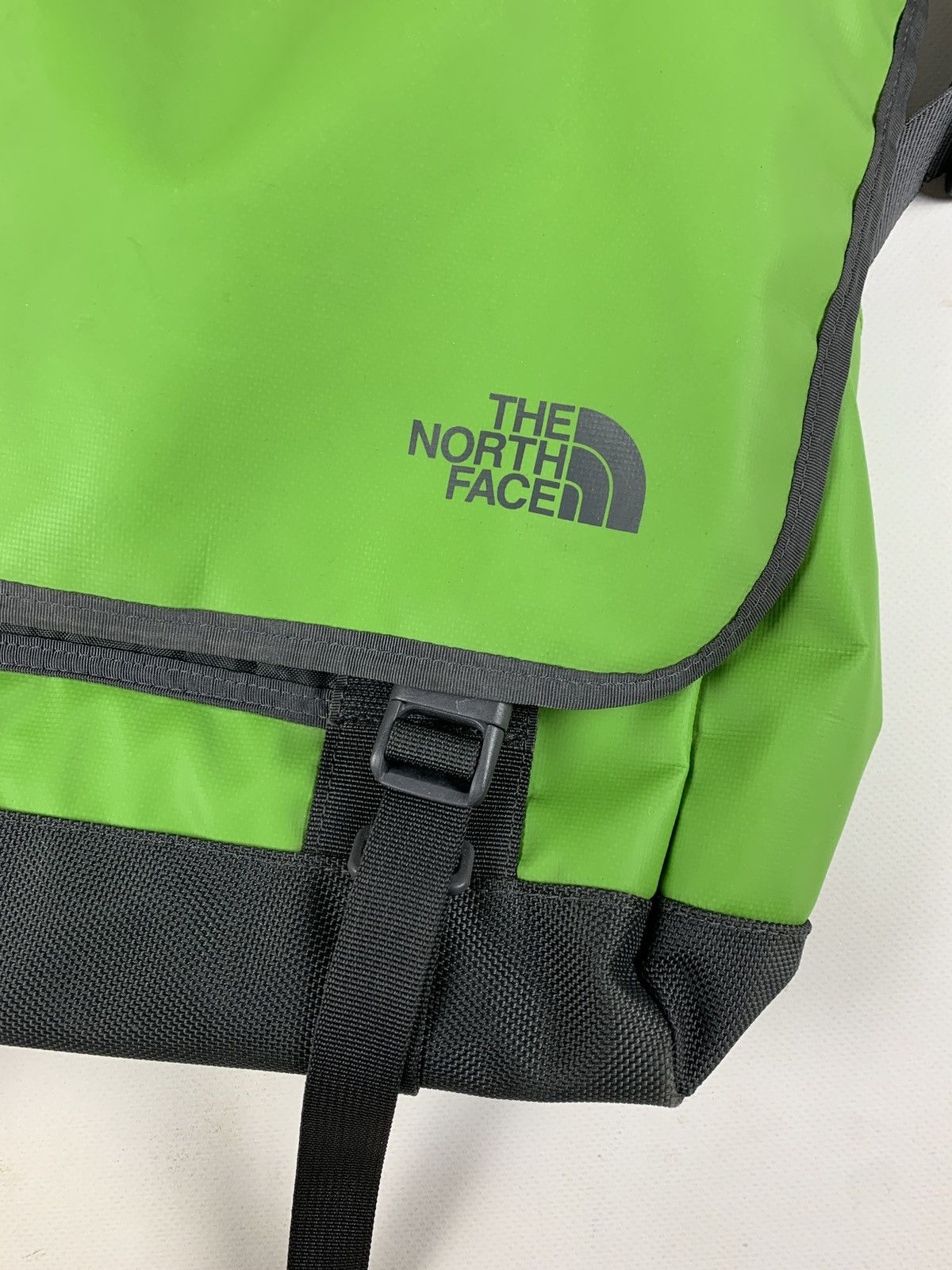 The North Face Vintage The North Face Purple Crossbody Messenger Bag Size ONE SIZE - 10 Thumbnail