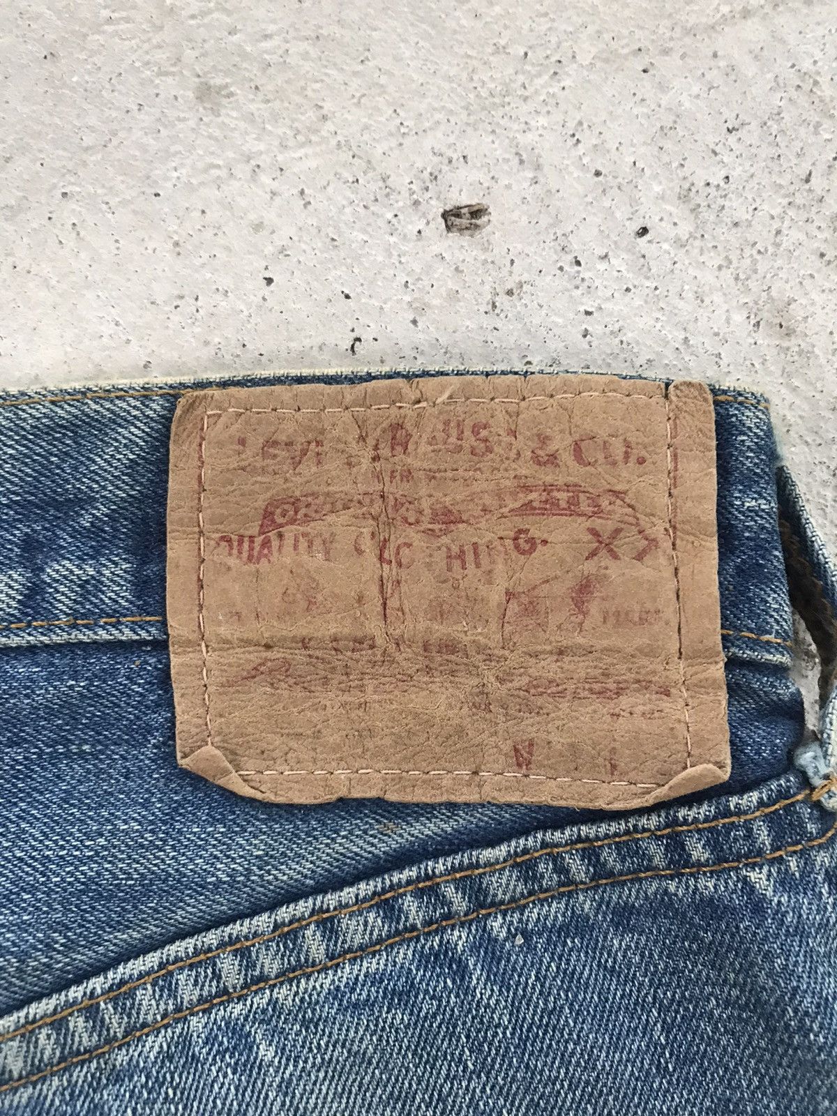 Levi's Vintage Clothing RARE VINTAGE LEVIS 501 BUTTON NO 6 SELVEDGE DENIM PANT Size US 30 / EU 46 - 10 Thumbnail
