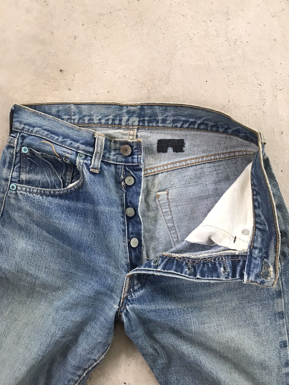Levi's Vintage Clothing RARE VINTAGE LEVIS 501 BUTTON NO 6 SELVEDGE DENIM PANT Size US 30 / EU 46 - 19 Thumbnail