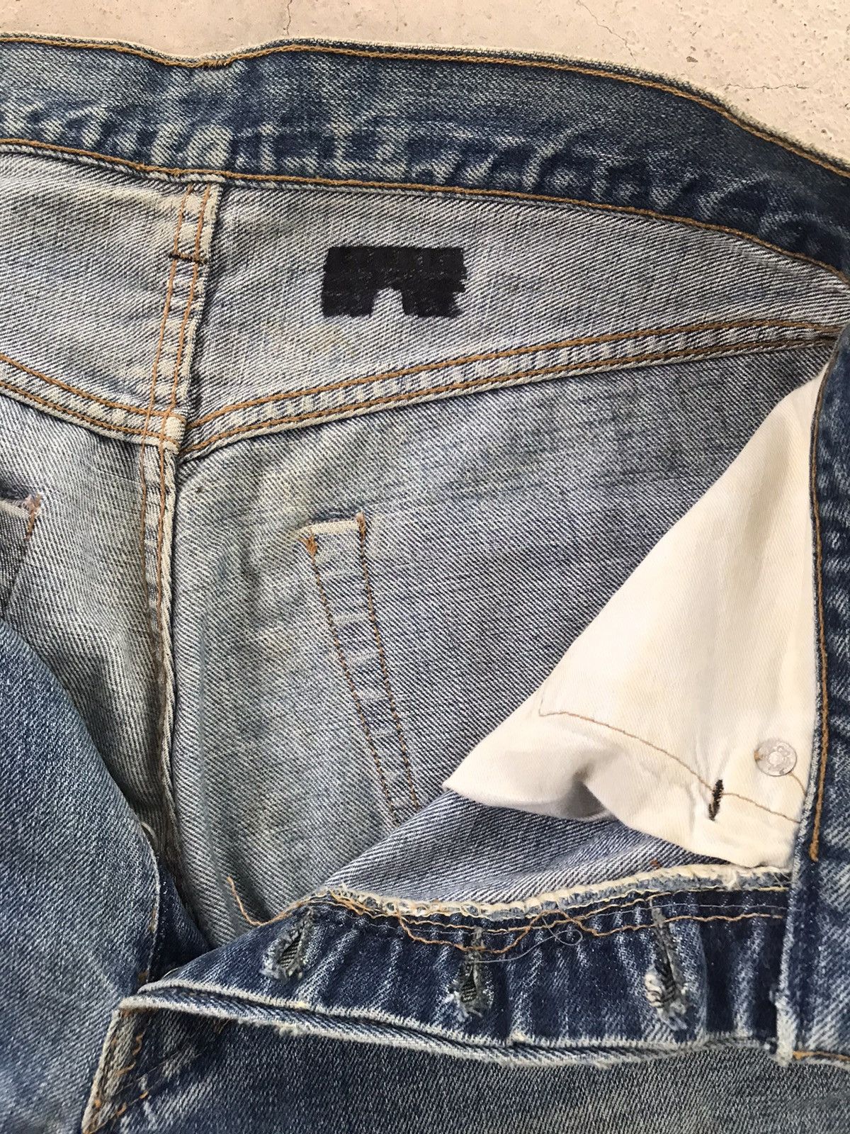 Levi's Vintage Clothing RARE VINTAGE LEVIS 501 BUTTON NO 6 SELVEDGE DENIM PANT Size US 30 / EU 46 - 18 Thumbnail