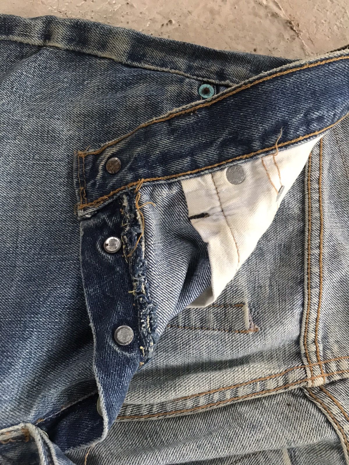 Levi's Vintage Clothing RARE VINTAGE LEVIS 501 BUTTON NO 6 SELVEDGE DENIM PANT Size US 30 / EU 46 - 16 Thumbnail