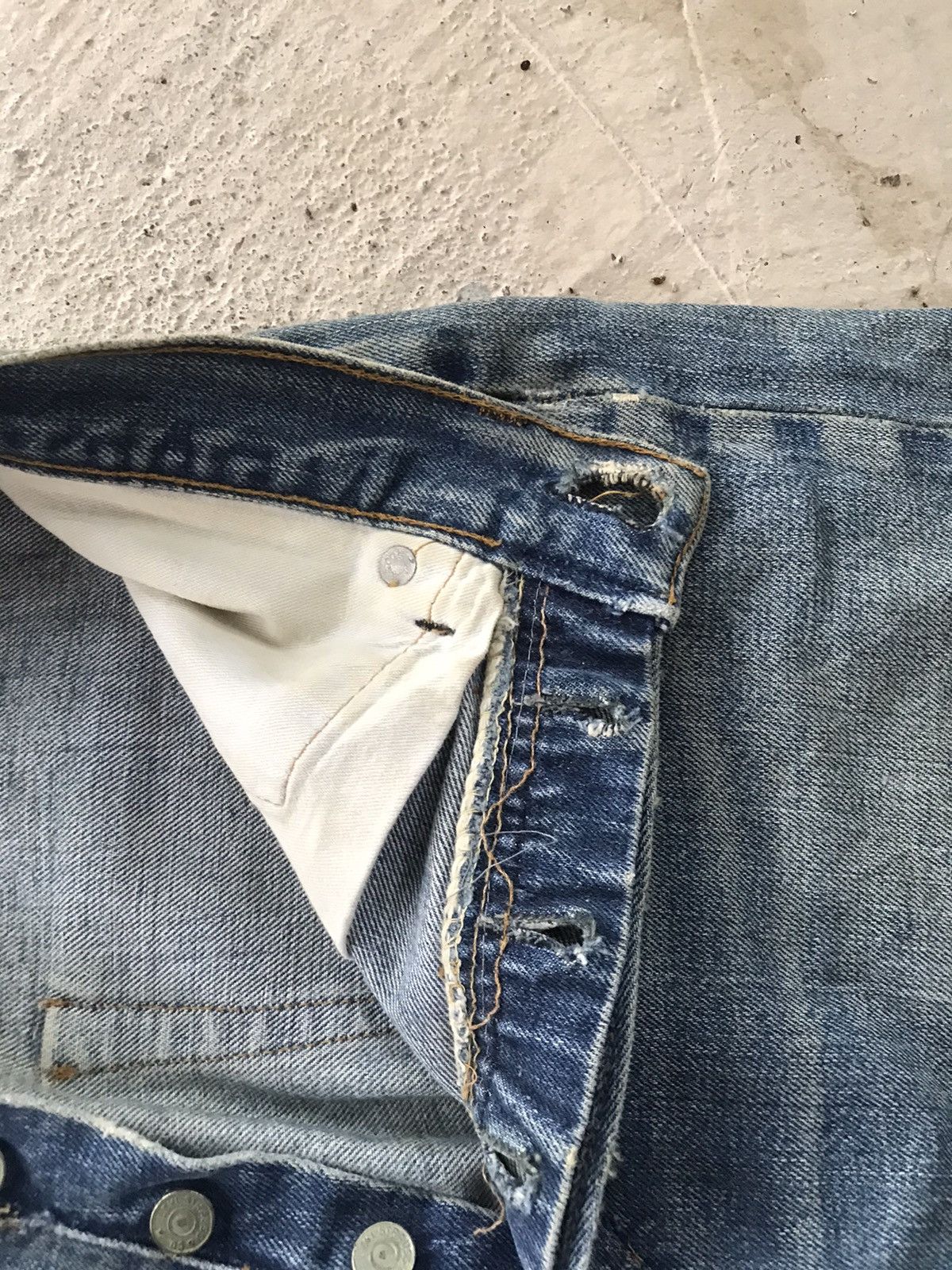 Levi's Vintage Clothing RARE VINTAGE LEVIS 501 BUTTON NO 6 SELVEDGE DENIM PANT Size US 30 / EU 46 - 15 Thumbnail