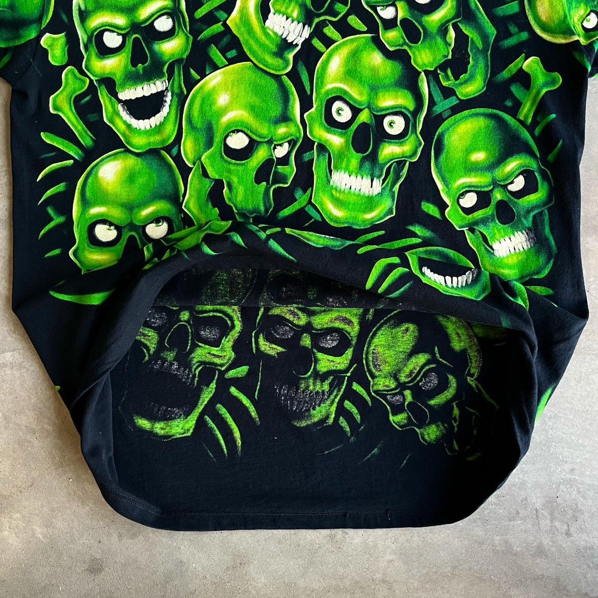 Liquid Blue × Vintage LIQUID BLUE VINTAGE 2001 *GREEN* SKULL PILE T-SHIRT (XL) Size US XL / EU 56 / 4 - 11 Thumbnail