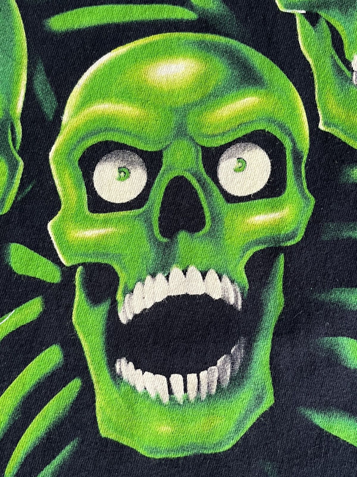 Liquid Blue × Vintage LIQUID BLUE VINTAGE 2001 *GREEN* SKULL PILE T-SHIRT (XL) Size US XL / EU 56 / 4 - 21 Thumbnail