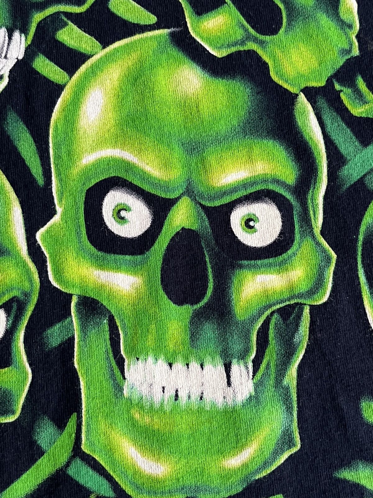 Liquid Blue × Vintage LIQUID BLUE VINTAGE 2001 *GREEN* SKULL PILE T-SHIRT (XL) Size US XL / EU 56 / 4 - 22 Thumbnail