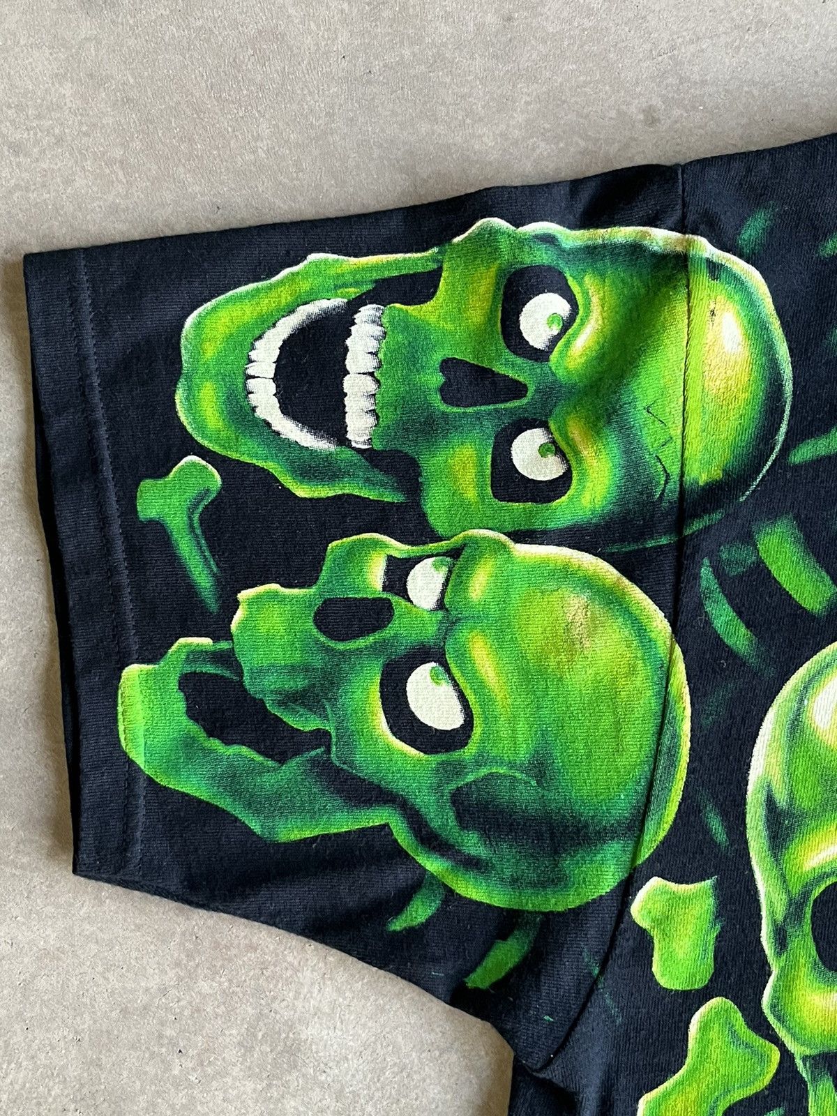 Liquid Blue × Vintage LIQUID BLUE VINTAGE 2001 *GREEN* SKULL PILE T-SHIRT (XL) Size US XL / EU 56 / 4 - 13 Thumbnail
