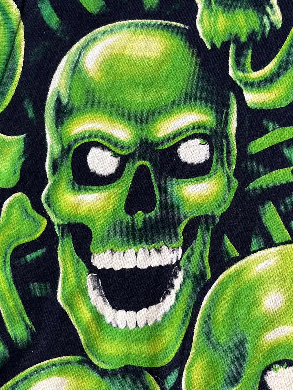 Liquid Blue × Vintage LIQUID BLUE VINTAGE 2001 *GREEN* SKULL PILE T-SHIRT (XL) Size US XL / EU 56 / 4 - 19 Thumbnail