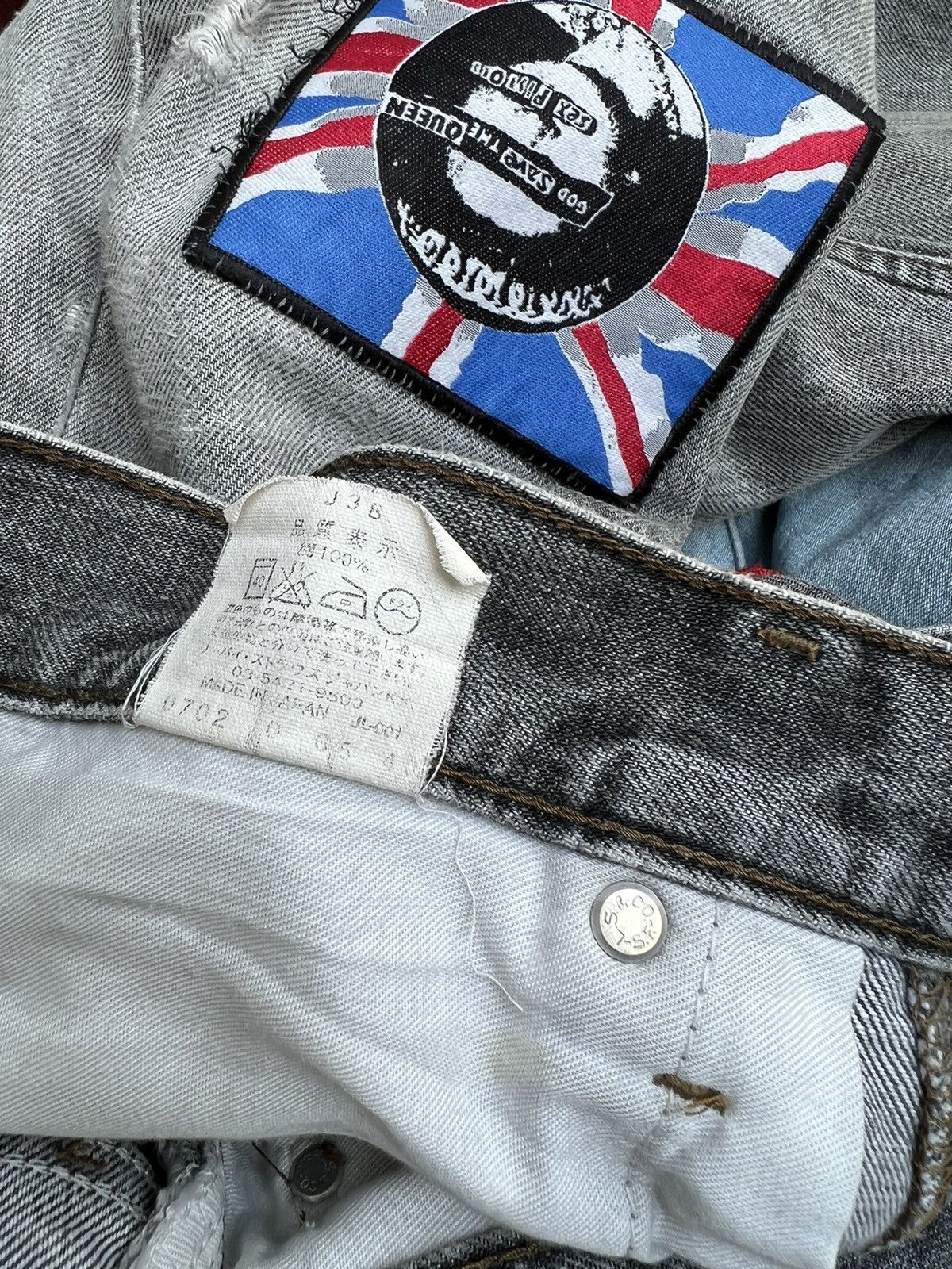 Levi's Trashed 2002 Levi’s 505 Faded Black Denim Distress Jeans Size US 31 - 25 Thumbnail
