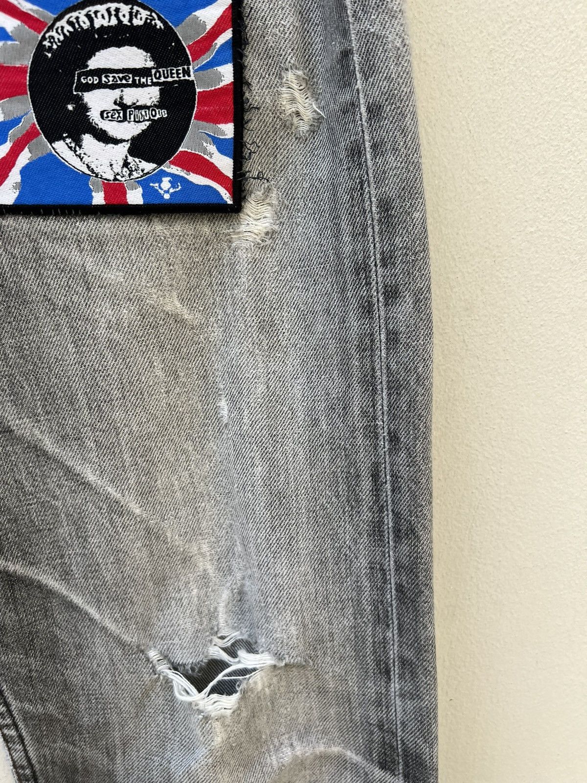 Levi's Trashed 2002 Levi’s 505 Faded Black Denim Distress Jeans Size US 31 - 12 Thumbnail