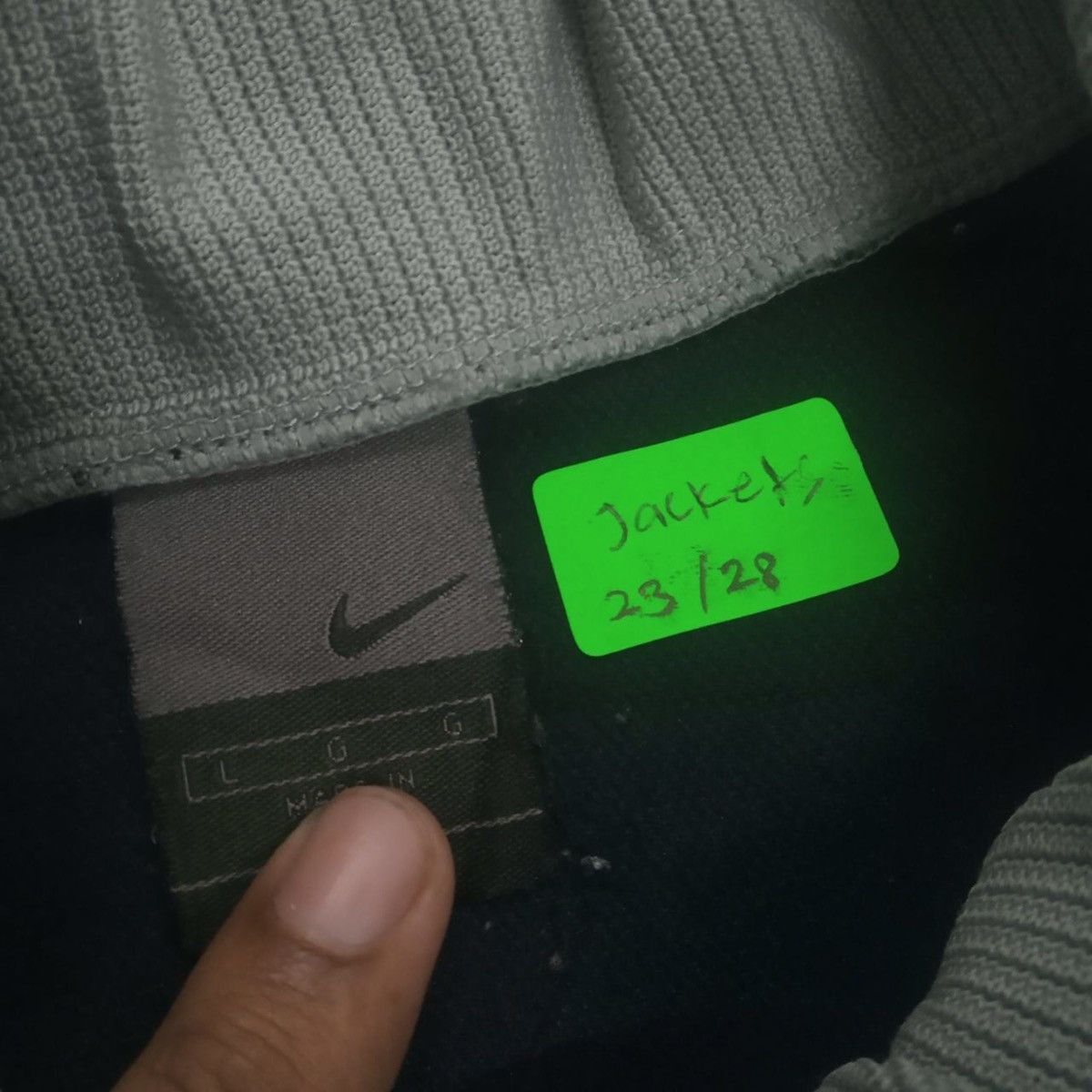 Nike Vintage Nike Sweater Embroidery Logo Nike Swoosh Size US L / EU 52-54 / 3 - 6 Thumbnail