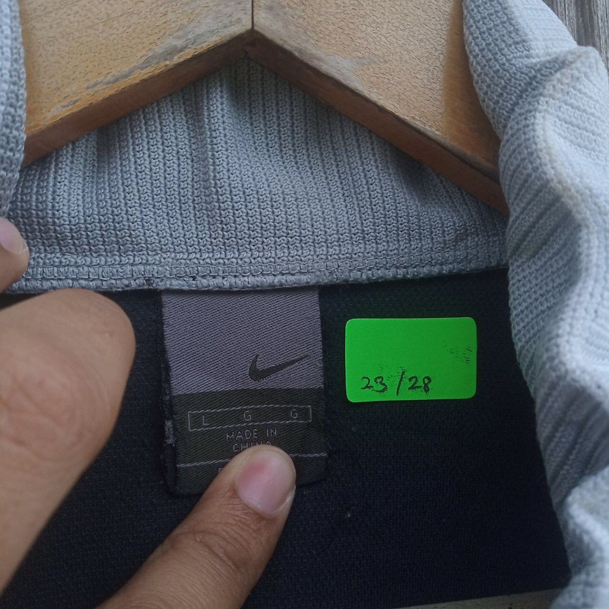 Nike Vintage Nike Sweater Embroidery Logo Nike Swoosh Size US L / EU 52-54 / 3 - 5 Thumbnail