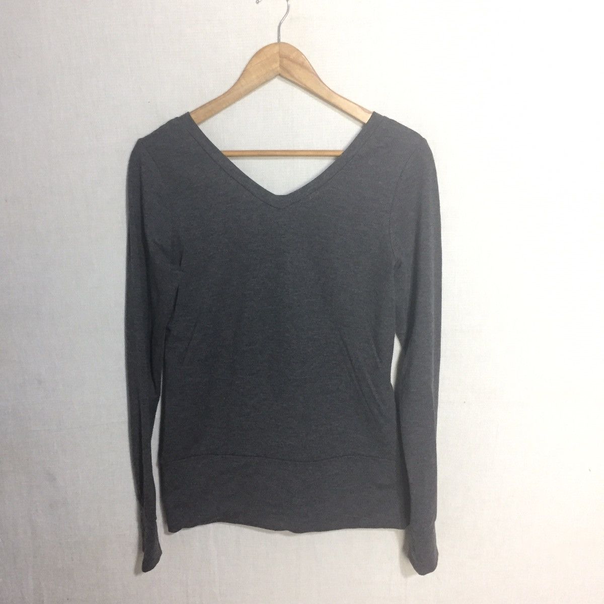 Long sleeve v neck Shirt skulls net logo
