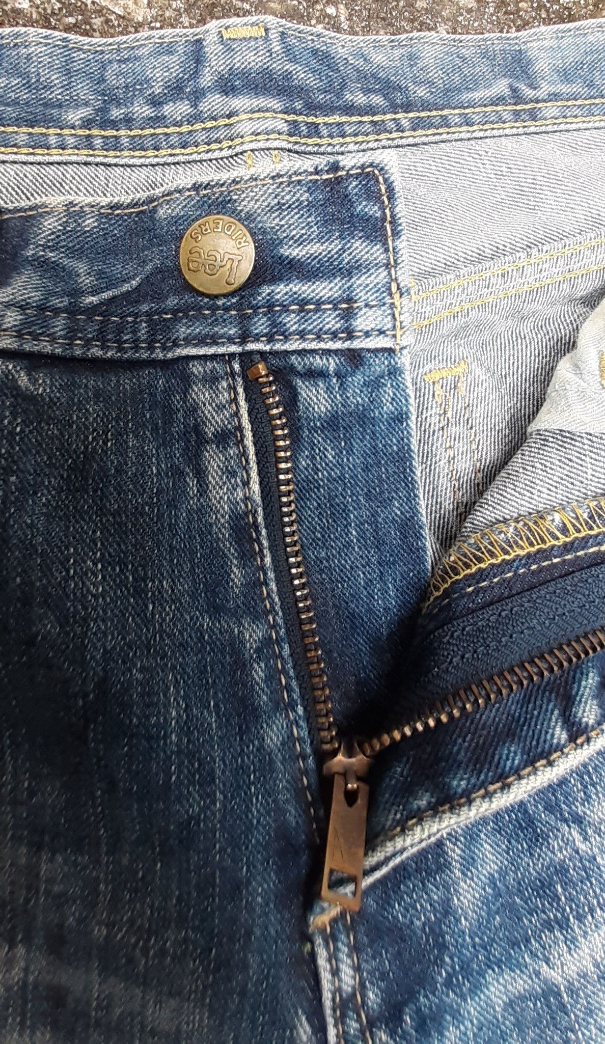 Lee Rare! Hard to Find..Vtg Lee Rider Jpn With Button On The Leg Size US 28 / EU 44 - 16 Thumbnail