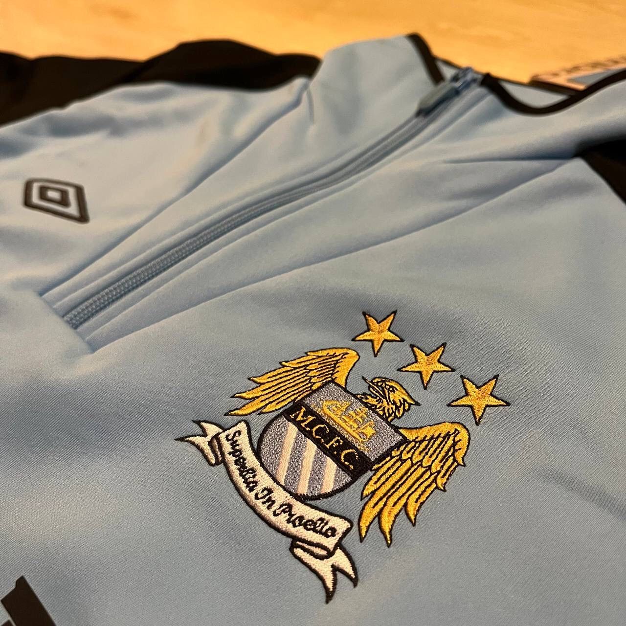 Umbro NWT MANCHESTER CITY UMBRO 2012/2013 FOOTBALL TRACK TOP Size US S / EU 44-46 / 1 - 4 Thumbnail
