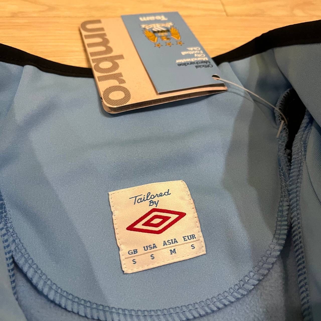 Umbro NWT MANCHESTER CITY UMBRO 2012/2013 FOOTBALL TRACK TOP Size US S / EU 44-46 / 1 - 8 Thumbnail