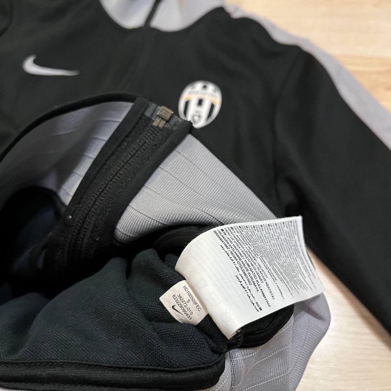 Nike JUVENTUS NIKE N98 2010/2011 FOOTBALL TRAINING JACKET Size US S / EU 44-46 / 1 - 11 Thumbnail