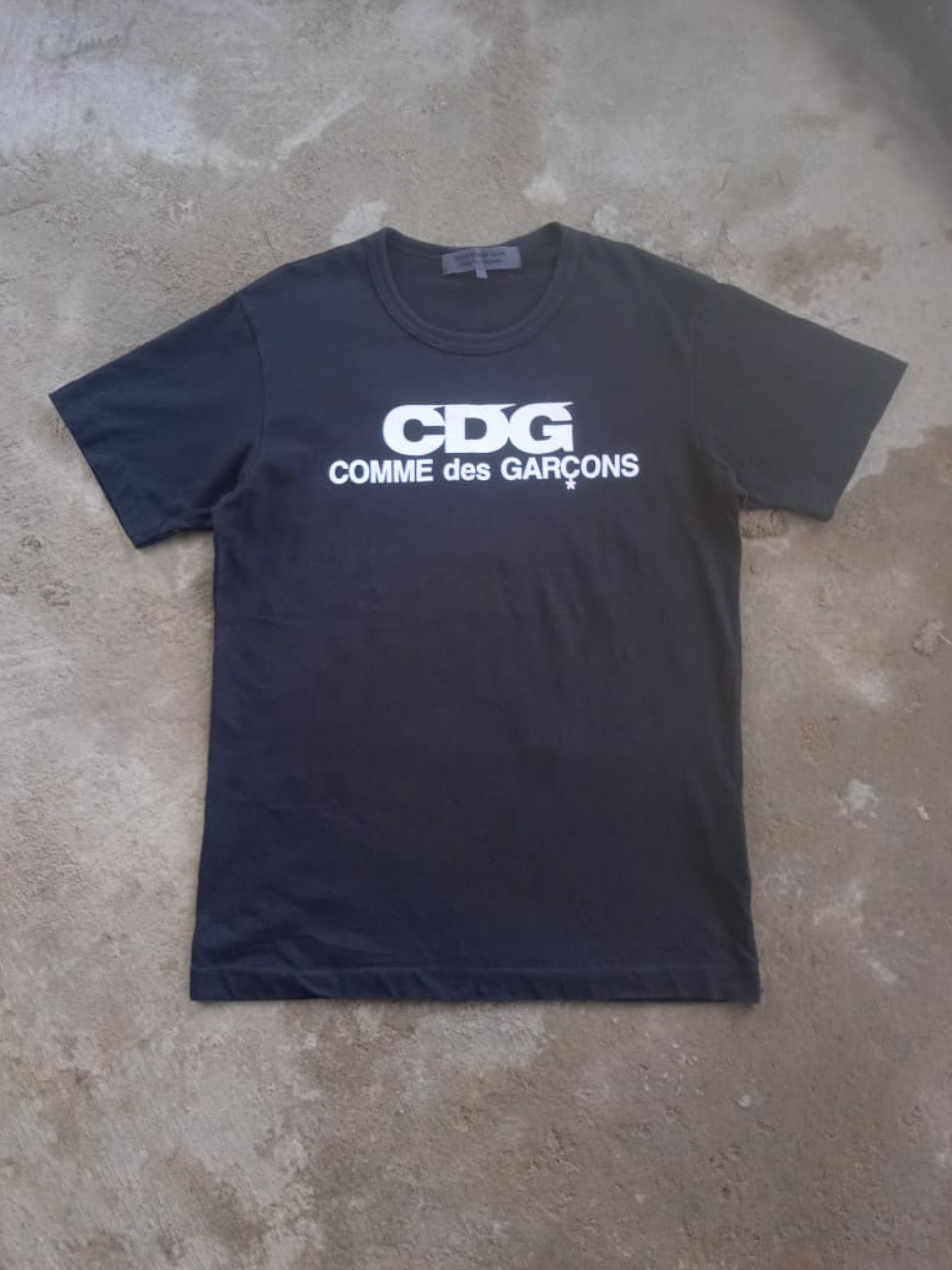 CDG COMME DES GARCONS BIG SPELL OUT TEE