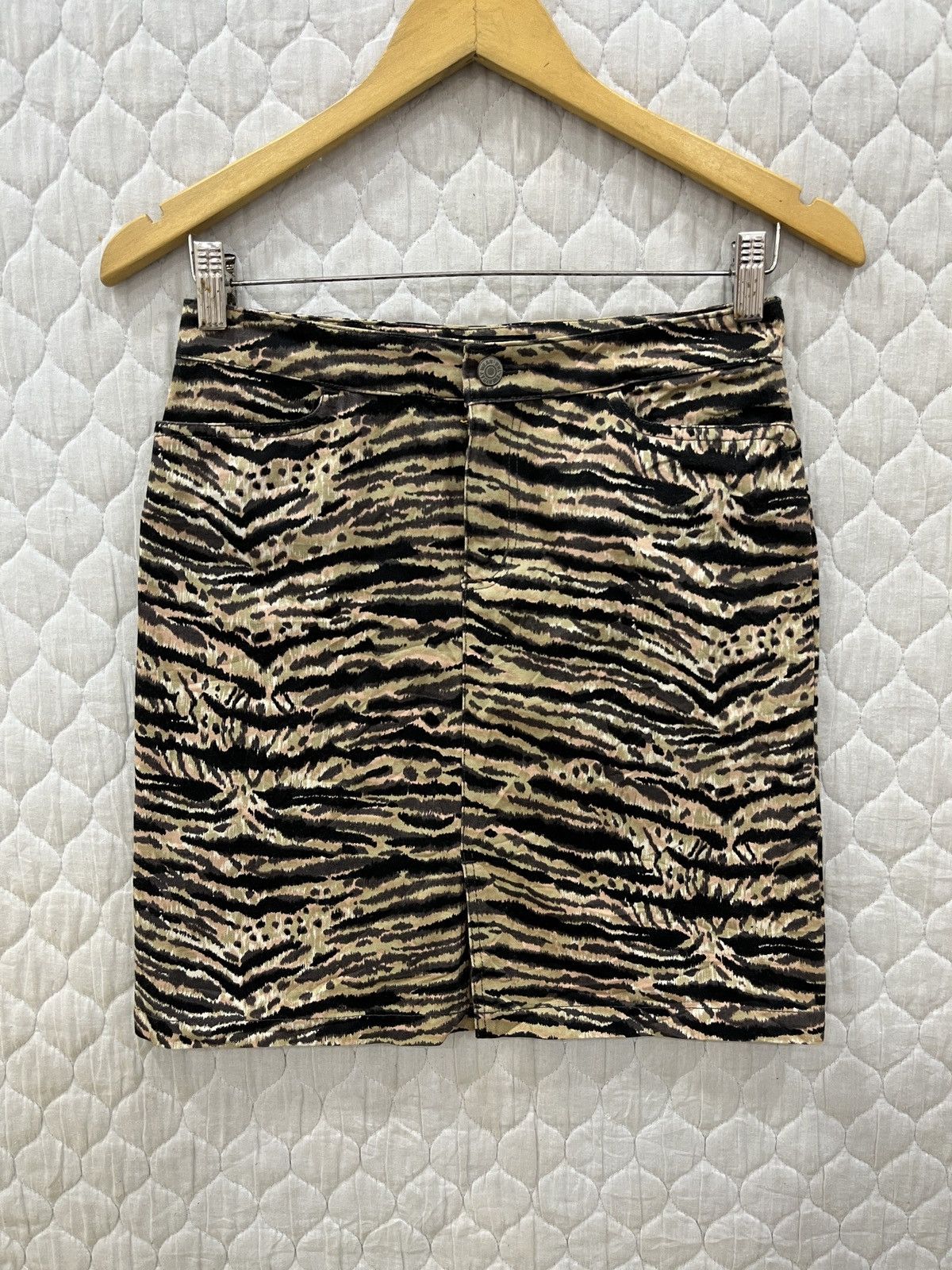 Hypebeast × Japanese Brand (Nnn). WORLD WIDE LOVE! JAPANESE HYPEBEAST SKIRT Size 27" / US 4 / IT 40 - 1 Thumbnail