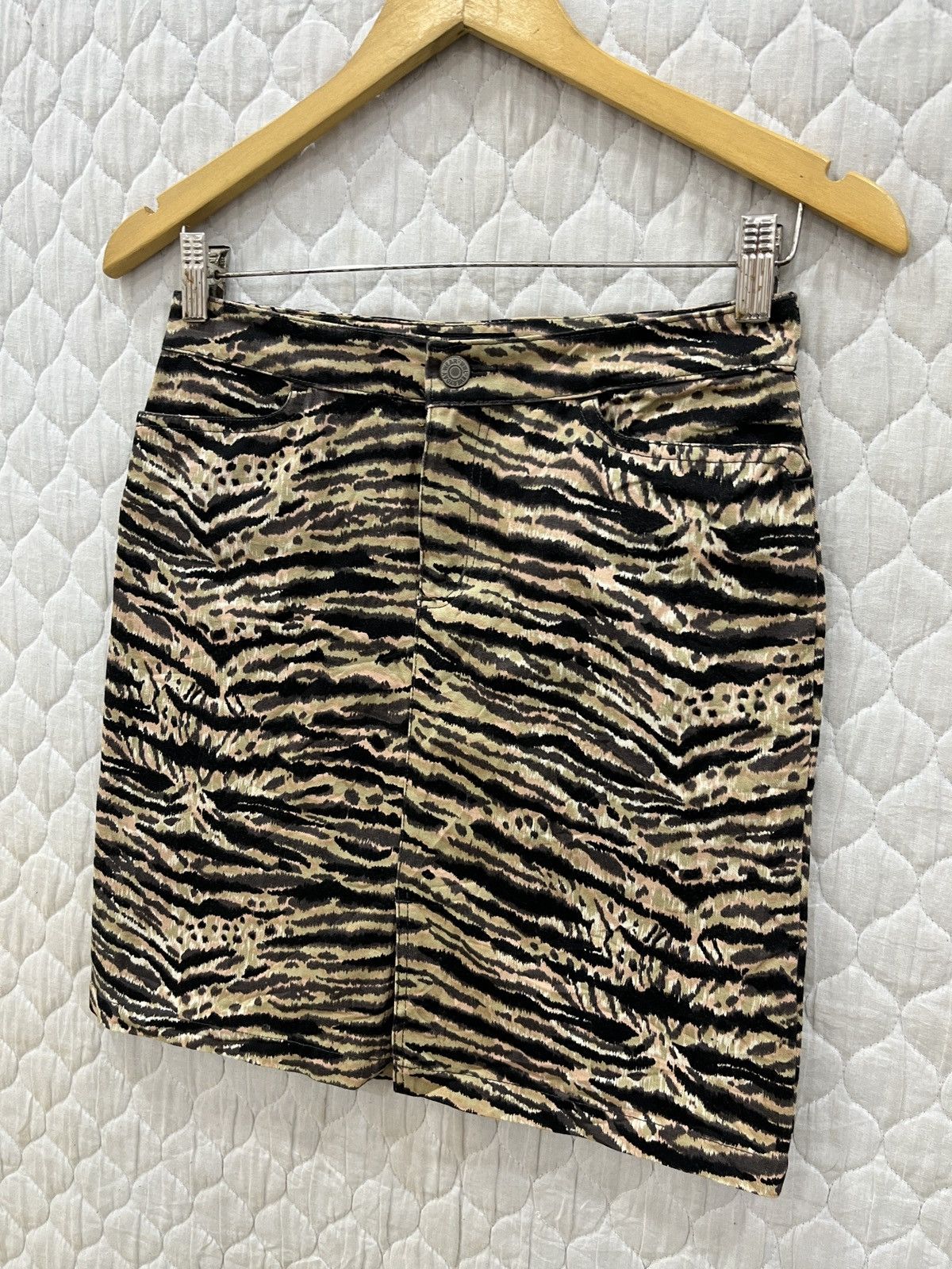 Hypebeast × Japanese Brand (Nnn). WORLD WIDE LOVE! JAPANESE HYPEBEAST SKIRT Size 27" / US 4 / IT 40 - 2 Thumbnail