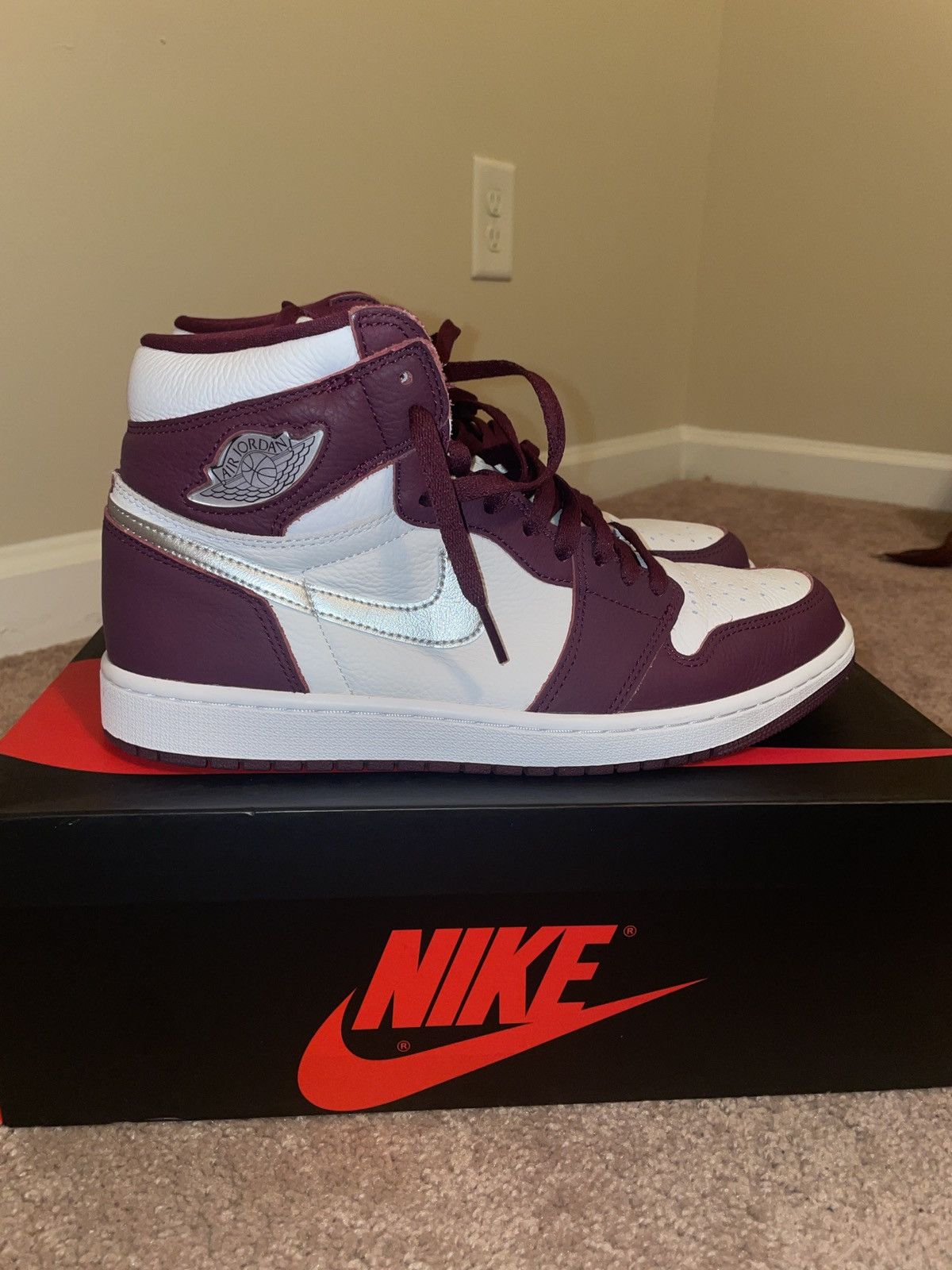 Jordan Brand Air Jordan 1 “Bordeaux” Size US 10 / EU 43 - 2 Thumbnail