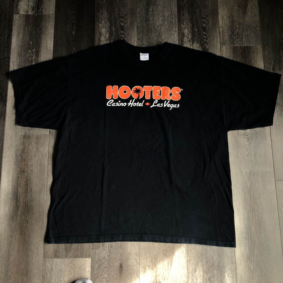 Vintage Vintage 2000s Hooters Casino Hotel The Cure Graphic Logo Tee Size US XXL / EU 58 / 5 - 3 Thumbnail