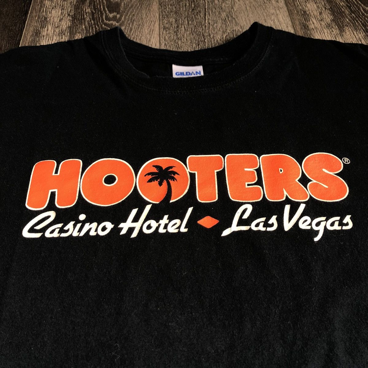 Vintage Vintage 2000s Hooters Casino Hotel The Cure Graphic Logo Tee Size US XXL / EU 58 / 5 - 1 Thumbnail
