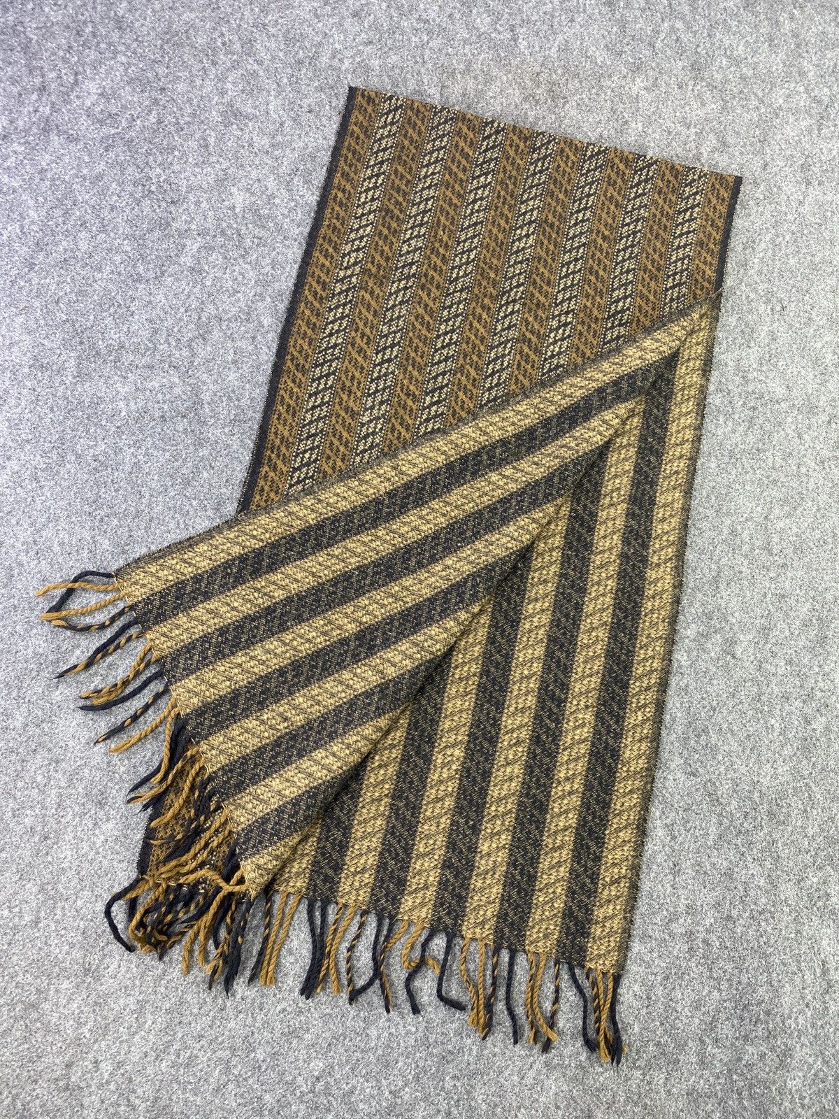 Designer YVES SAINT LAURENT Scarf/Muffler/neckwear-T240 Size ONE SIZE - 3 Thumbnail